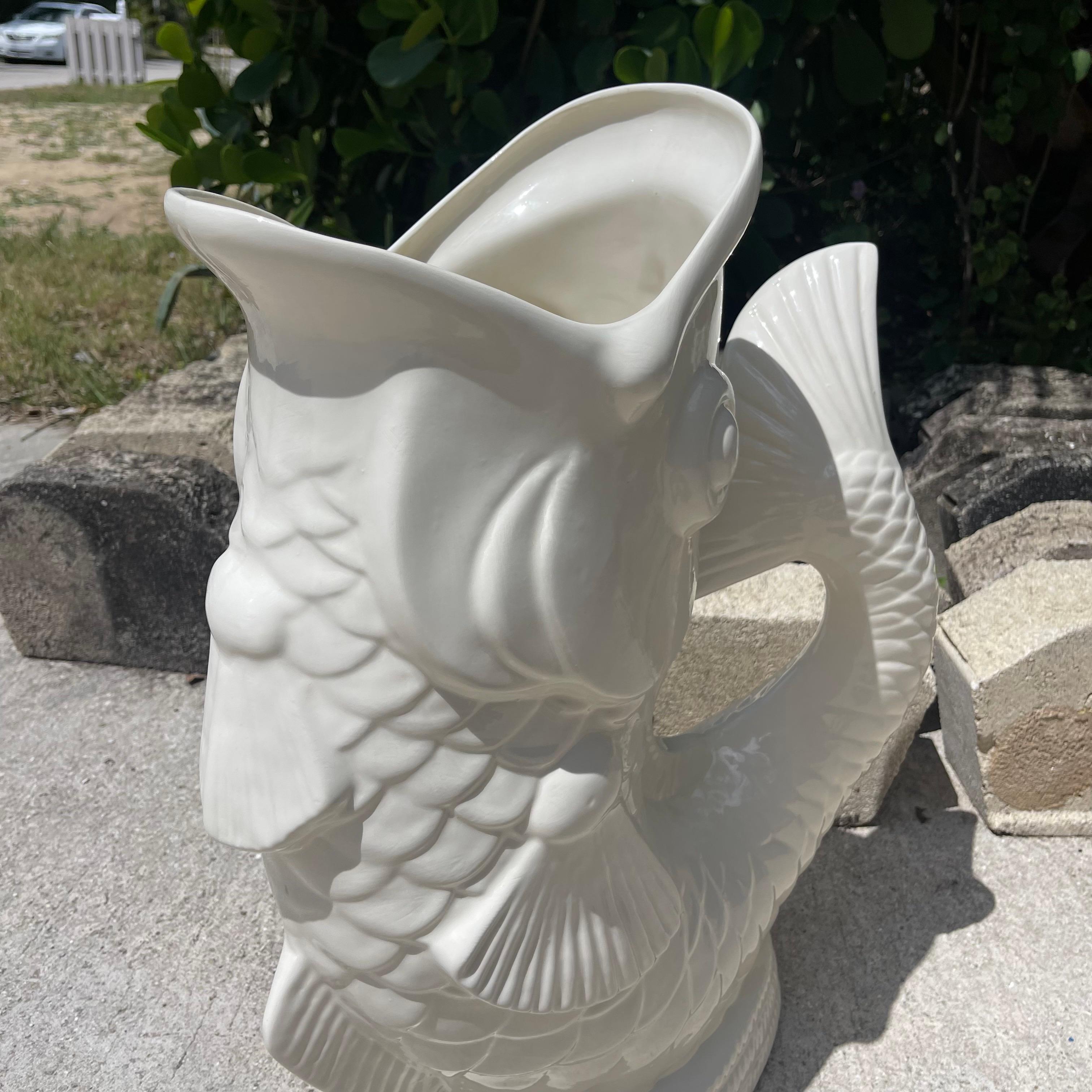Hollywood Regency Mythical Dolphin Form Umbrella Stand, Koi Fish Vase Stand (Keramik) im Angebot