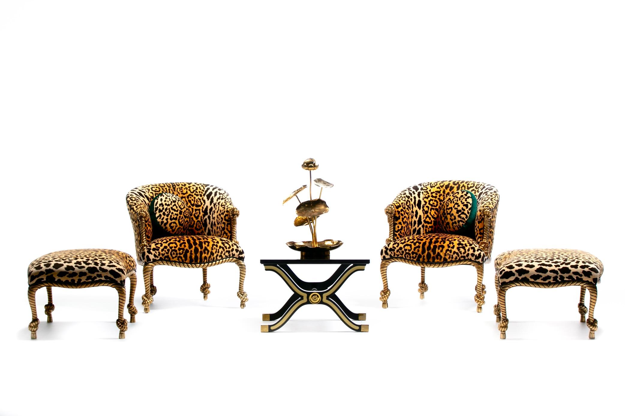 Questo set completo di quattro poltrone in corda e nappe dorate italiane, con i relativi pouf, è stato restaurato in modo professionale e riportato al massimo livello di glamour in morbido velluto leopardato. Chi è il capo? Chiunque sieda su queste