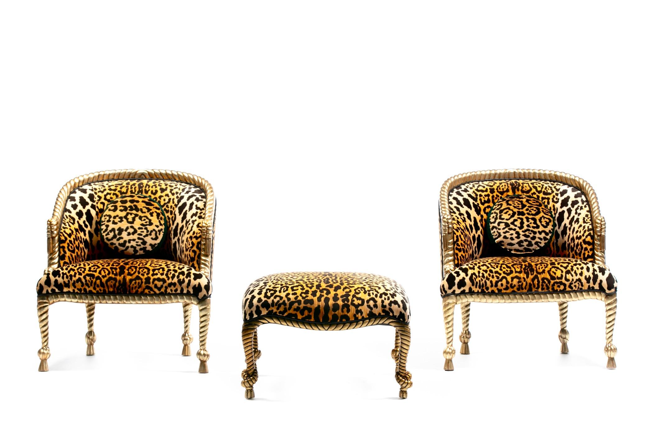 Questa coppia di poltrone italiane Hollywood Regency in corda e nappe dorate con una nuova tappezzeria in velluto leopardato fermerà chiunque. Chic. Una combinazione micidiale. Il legno dorato e il morbido velluto leopardato multitonale danno vita a