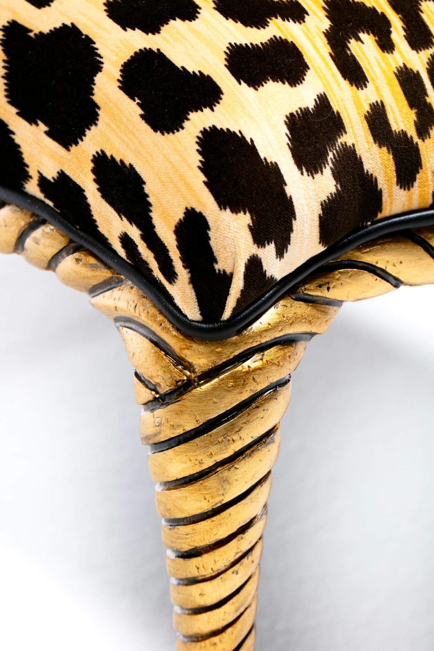 Pouf in stile Hollywood Regency Napoleone III con corda e nappe dorate in leopardo in vendita 11