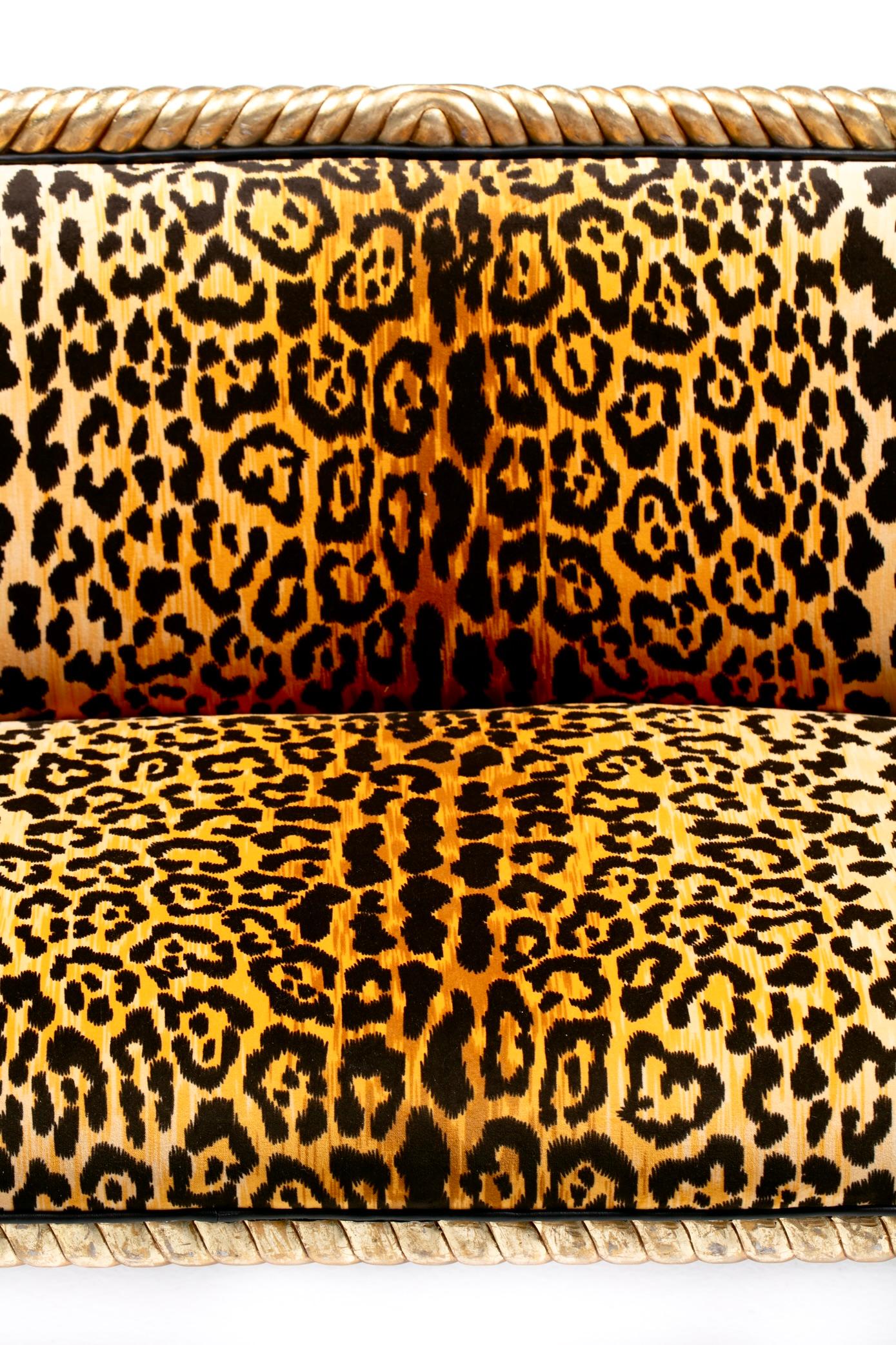 Divano con corde e nappe dorate in velluto leopardato in stile Hollywood Regency Napoleone III in vendita 7