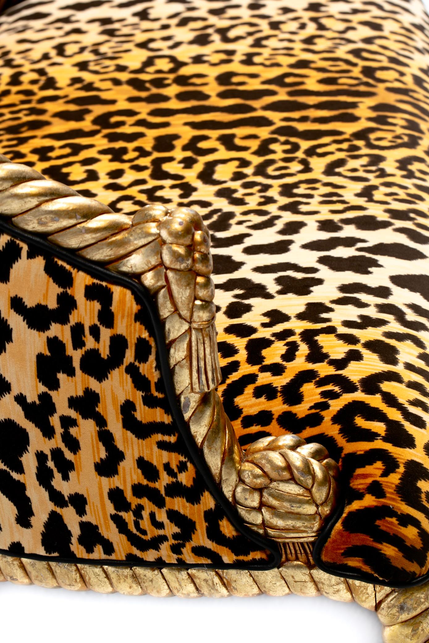 Divano con corde e nappe dorate in velluto leopardato in stile Hollywood Regency Napoleone III in vendita 10