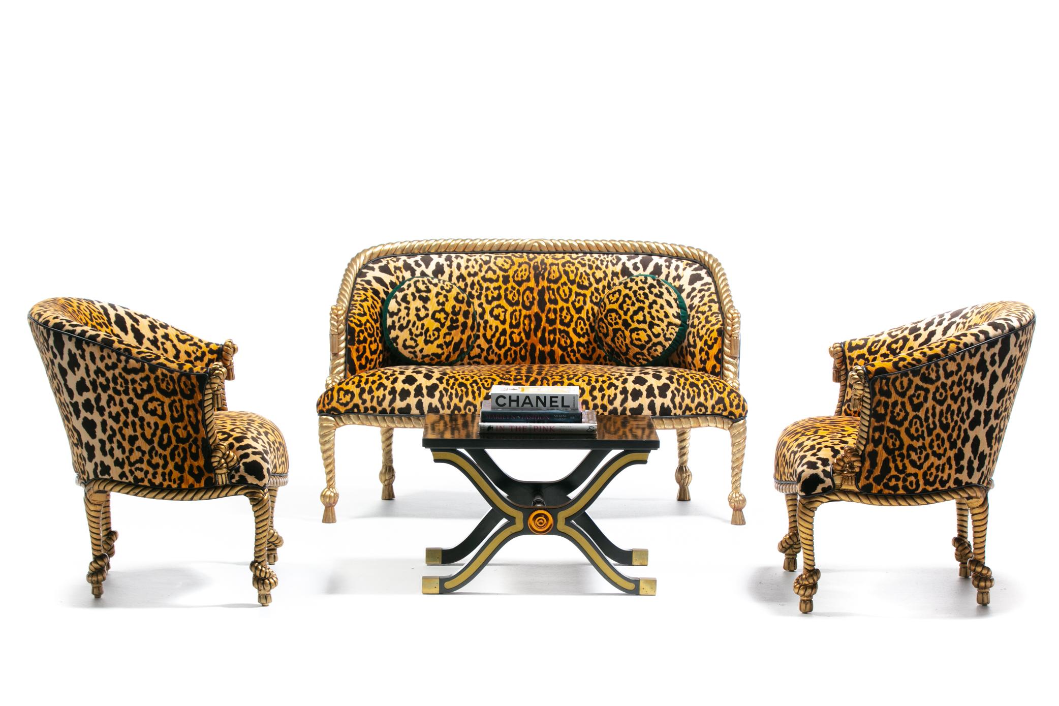 Per gli esteti e per coloro che apprezzano i mobili che attirano l'attenzione e la curiosità, questa sinuosa poltrona italiana con corde e nappe dorate degli anni '60, rivestita di recente in ricco velluto leopardato, fa al caso tuo. Questo divano