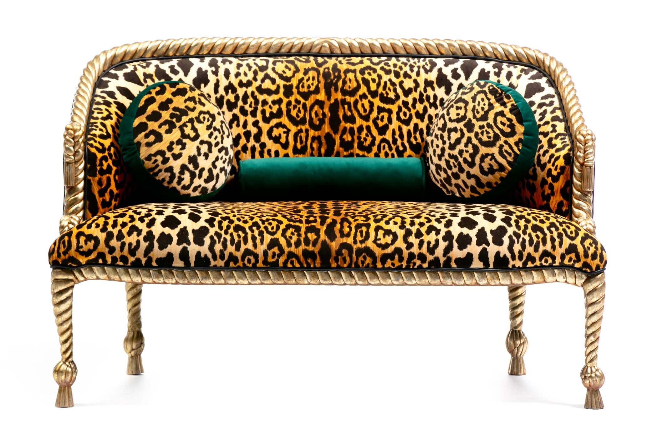 Italiano Divano con corde e nappe dorate in velluto leopardato in stile Hollywood Regency Napoleone III in vendita