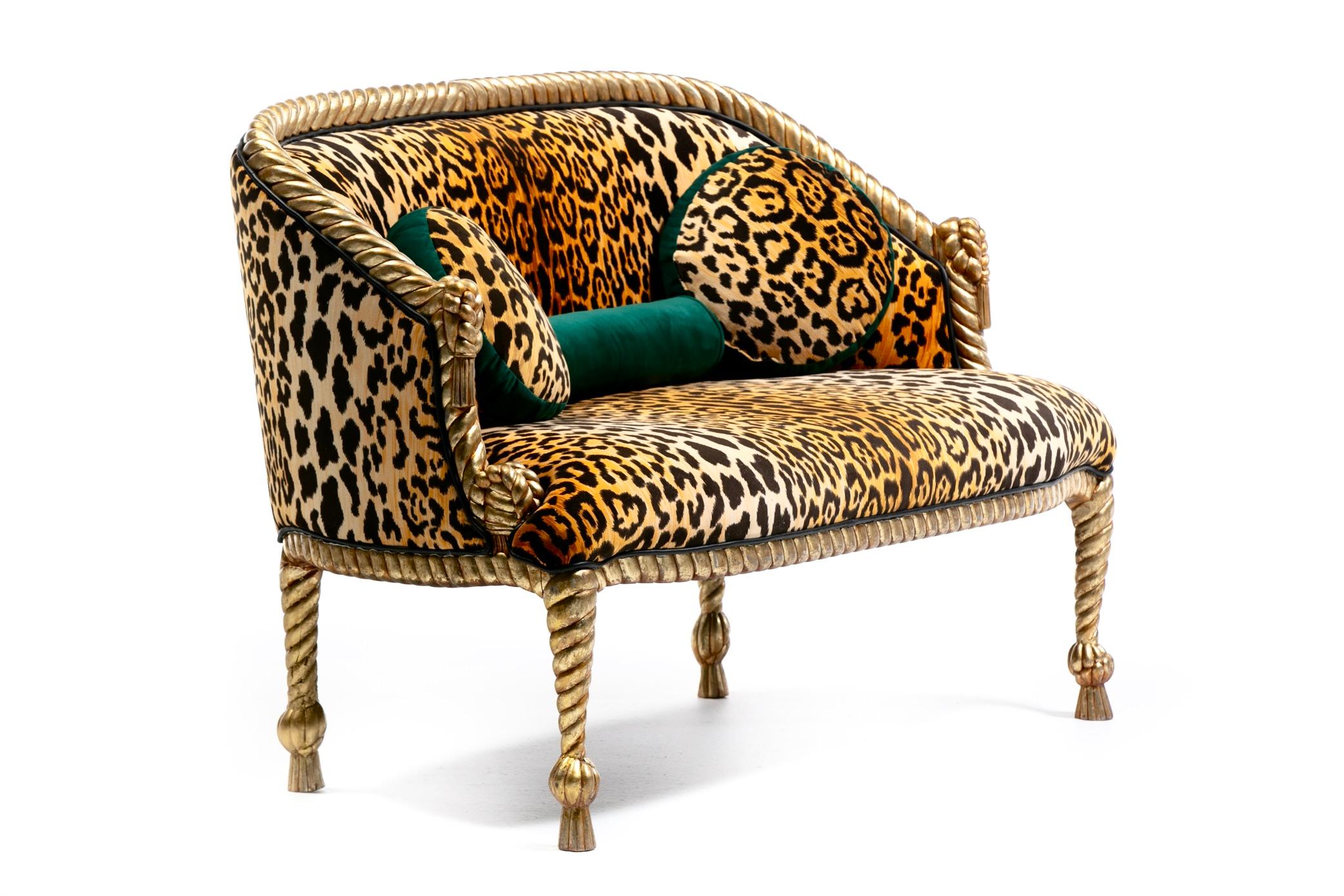 Divano con corde e nappe dorate in velluto leopardato in stile Hollywood Regency Napoleone III In condizioni buone in vendita a Saint Louis, MO
