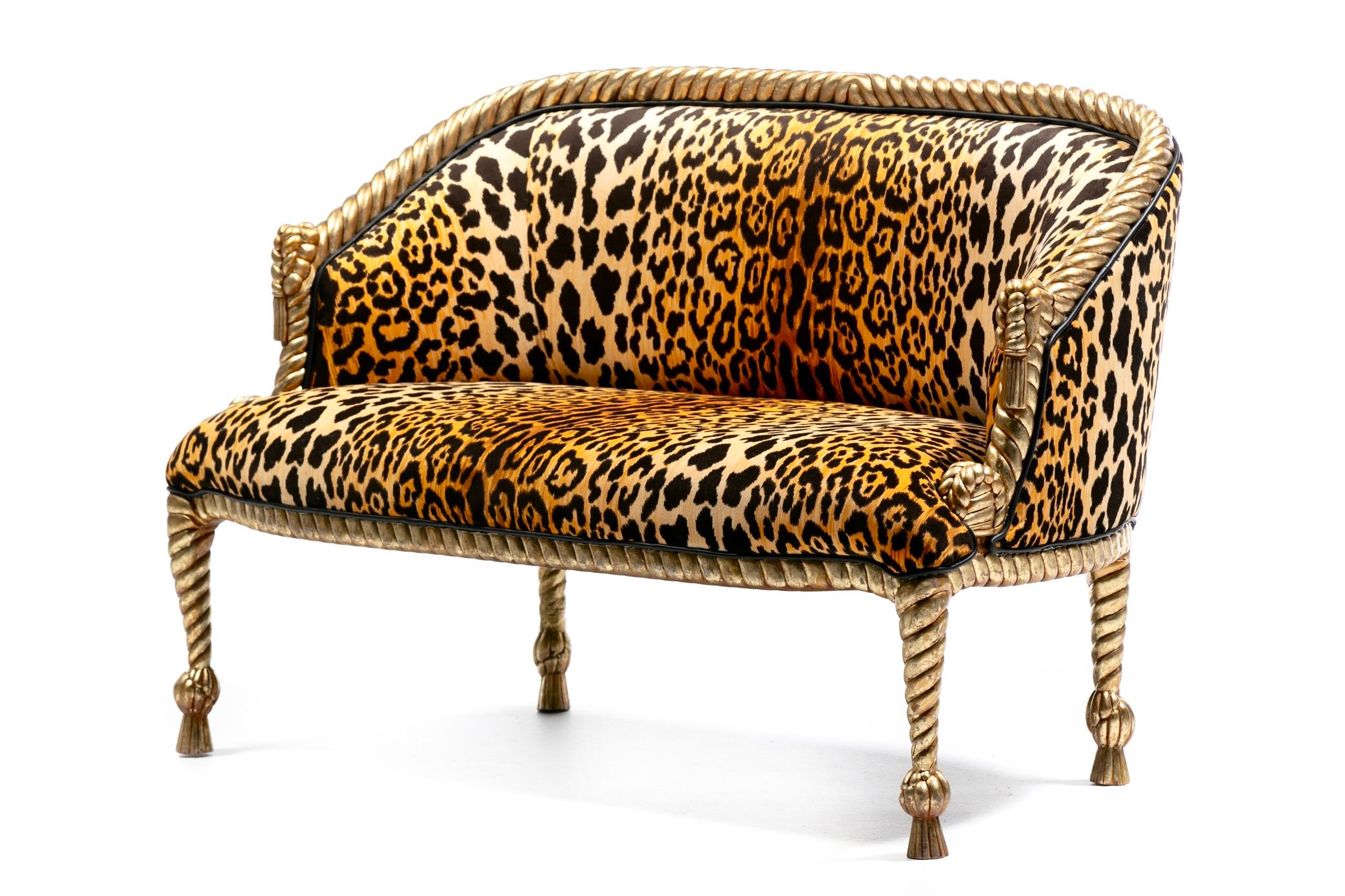 Legno Divano con corde e nappe dorate in velluto leopardato in stile Hollywood Regency Napoleone III in vendita