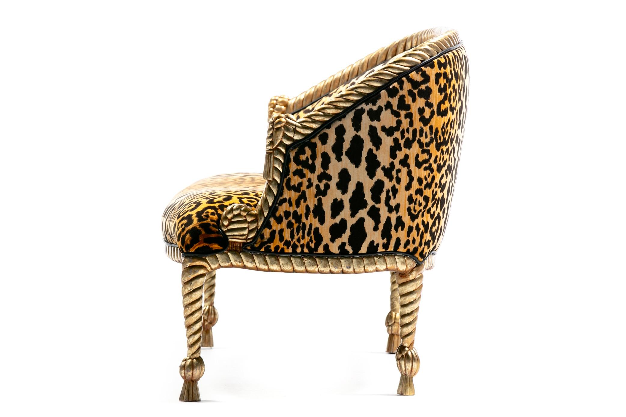Divano con corde e nappe dorate in velluto leopardato in stile Hollywood Regency Napoleone III in vendita 1