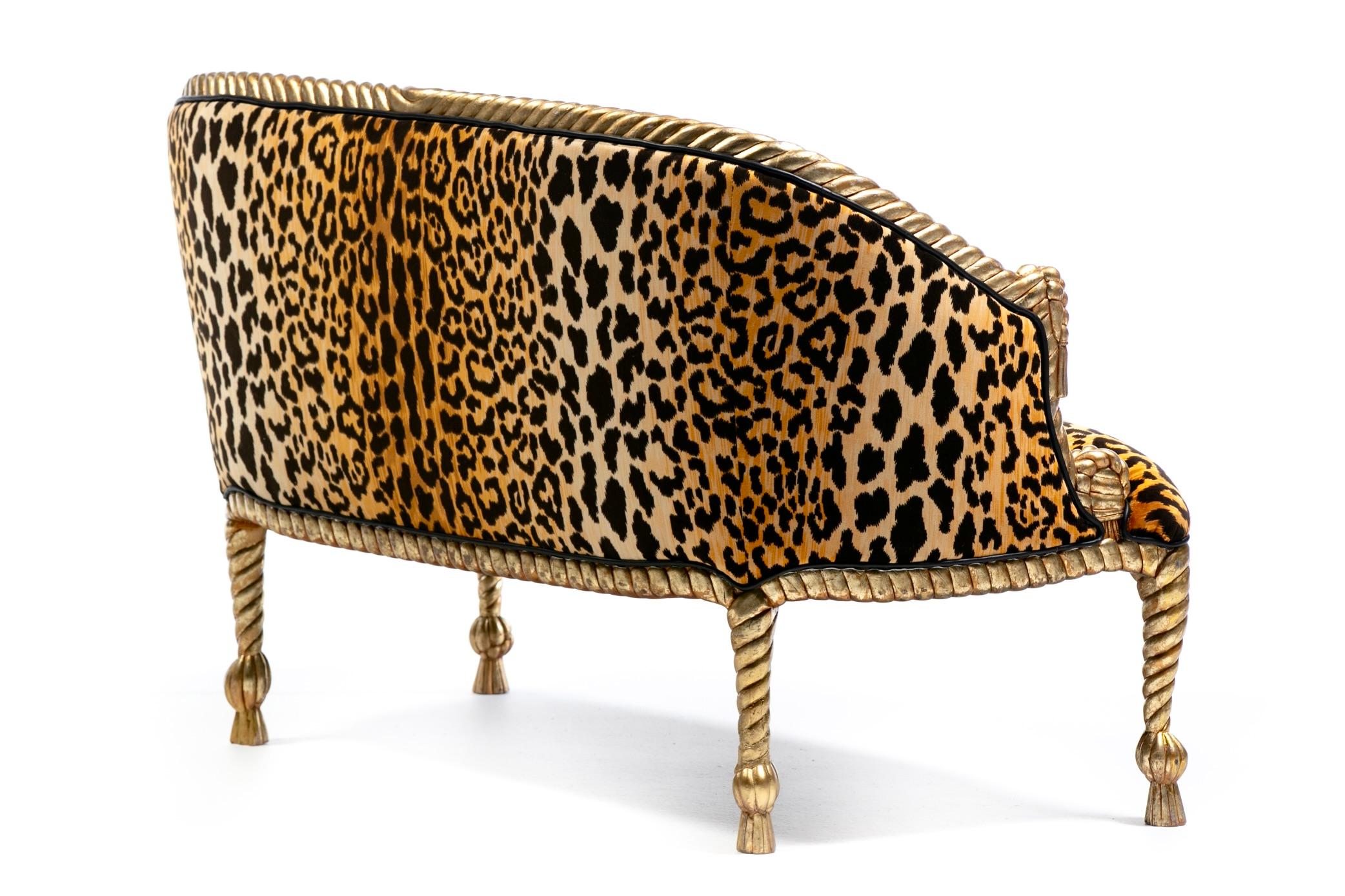 Divano con corde e nappe dorate in velluto leopardato in stile Hollywood Regency Napoleone III in vendita 3