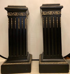 Piedistalli neoclassici Hollywood Regency in ebano, piani in marmo montati in bronzo, coppia