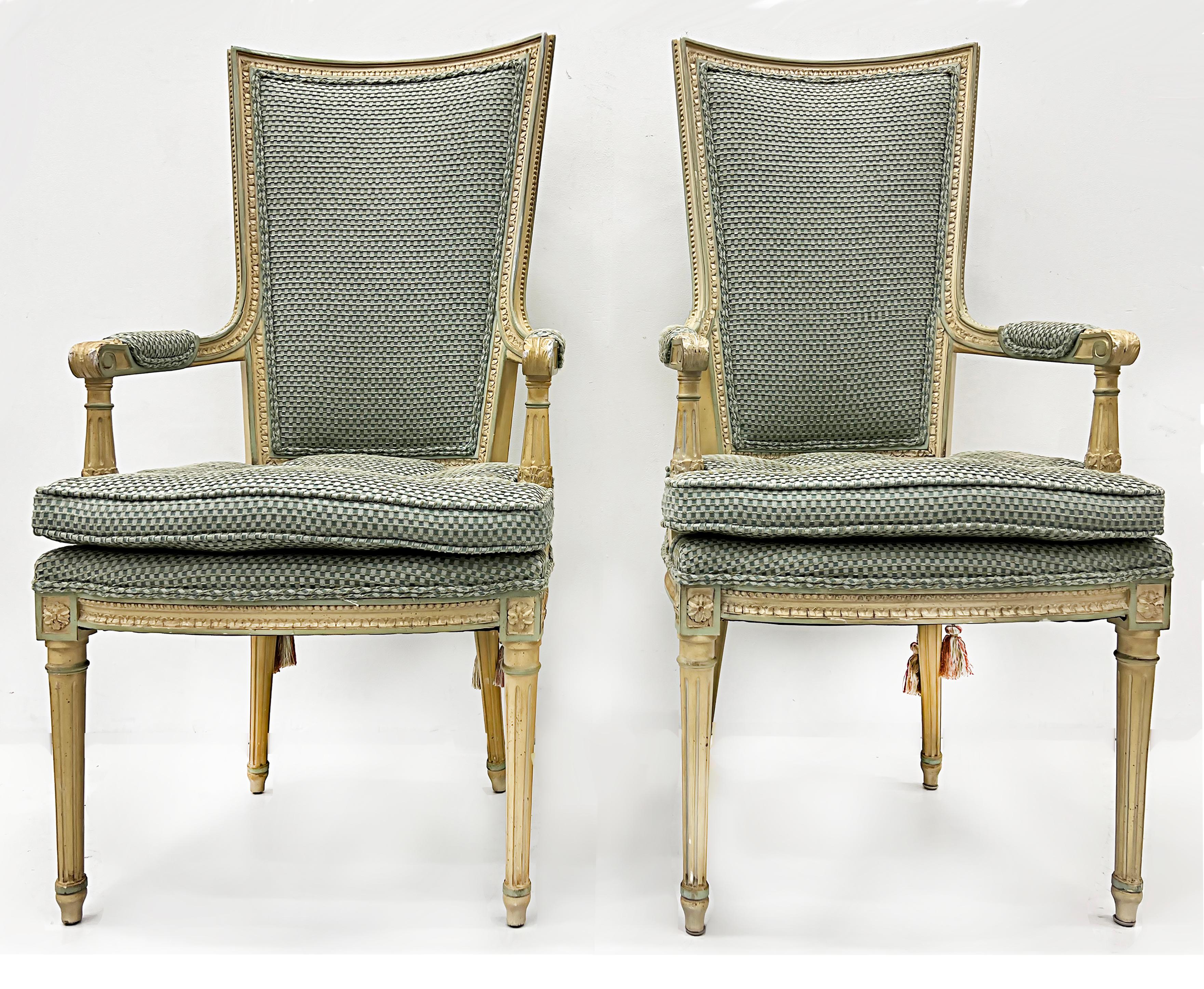 Hollywood Regency Sessel im neoklassischen Stil mit hoher Rückenlehne

Zum Verkauf angeboten wird ein elegantes Paar Hollywood Regency Sessel mit hoher Rückenlehne, die im neoklassischen Stil geschaffen wurden. Die Rahmen sind schön geschnitzt mit