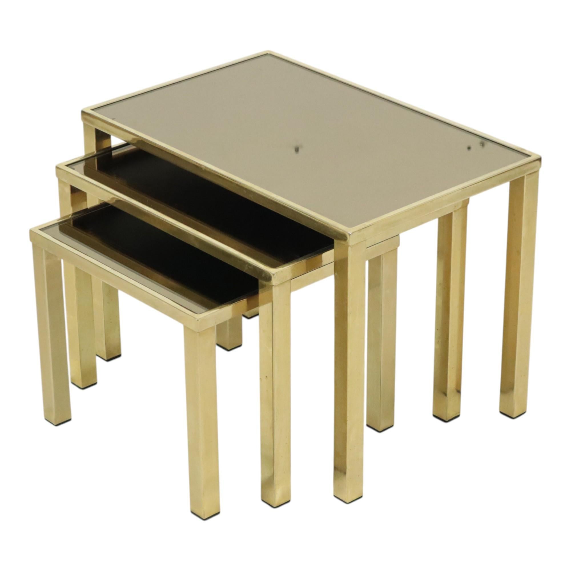 Lujoso juego de mesa nido, mimiset, base de cromo chapado en oro de 23 quilates, tapa de espejo de cristal ahumado, de la marca de diseño belga Belgo Chrom, estilo Hollywood Regency de los años 70.

Juego de mesas versátil, estupendo como mesa