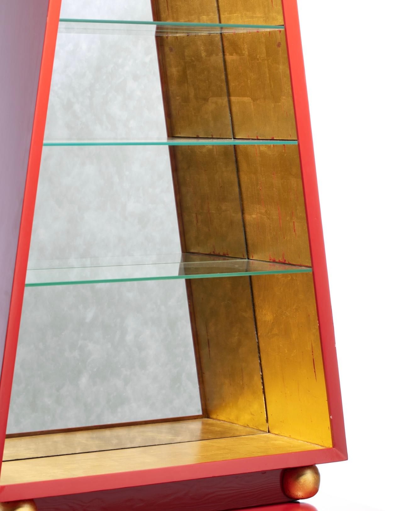 Cabinet Obelisco Hollywood Regency rifinito in lacca rossa e foglia d'oro del 1960 circa in vendita 5