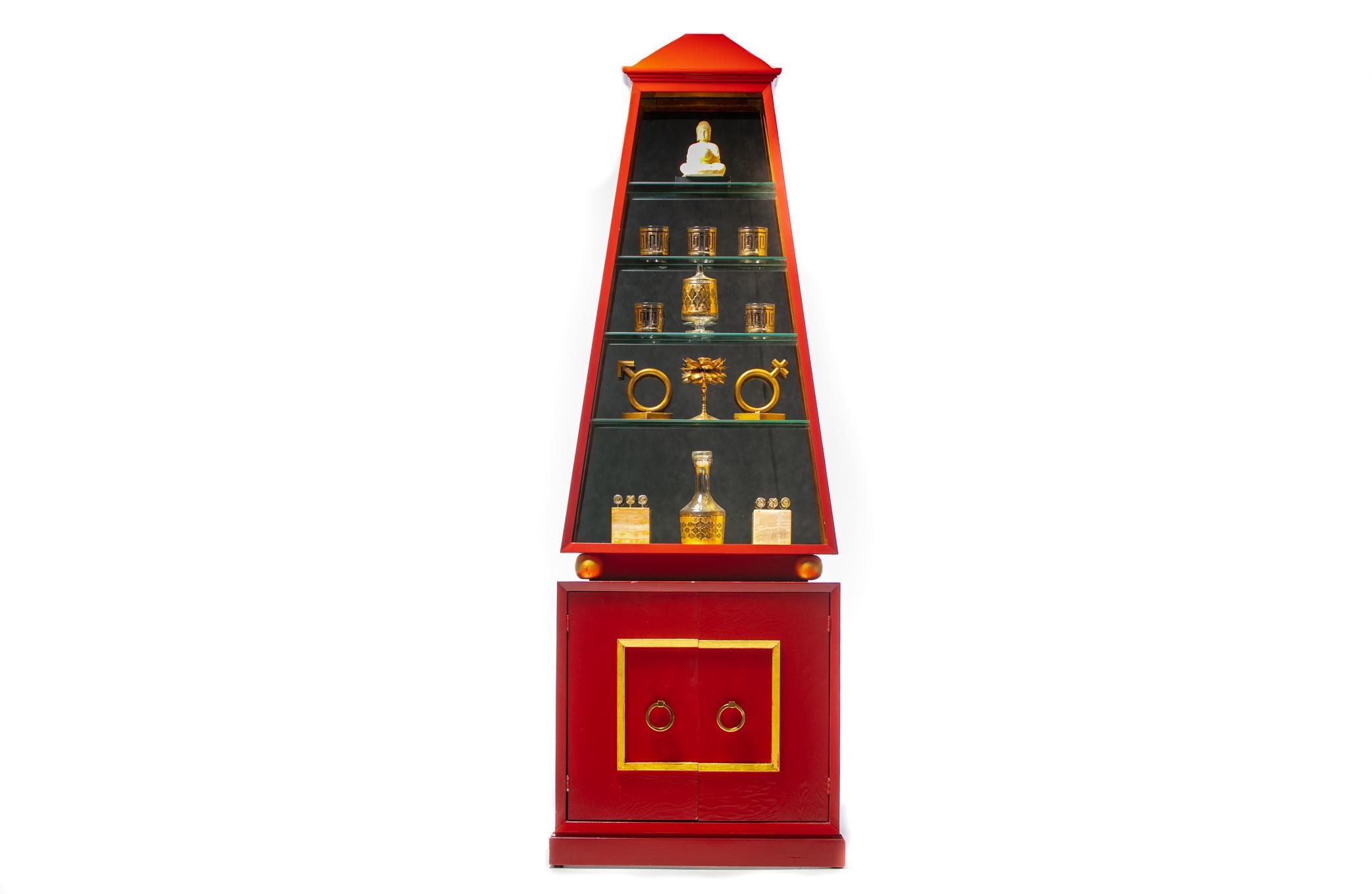 Hollywood Regency Cabinet à obélisque de style régence hollywoodienne en laque rouge et feuille d'or circa 1960 en vente