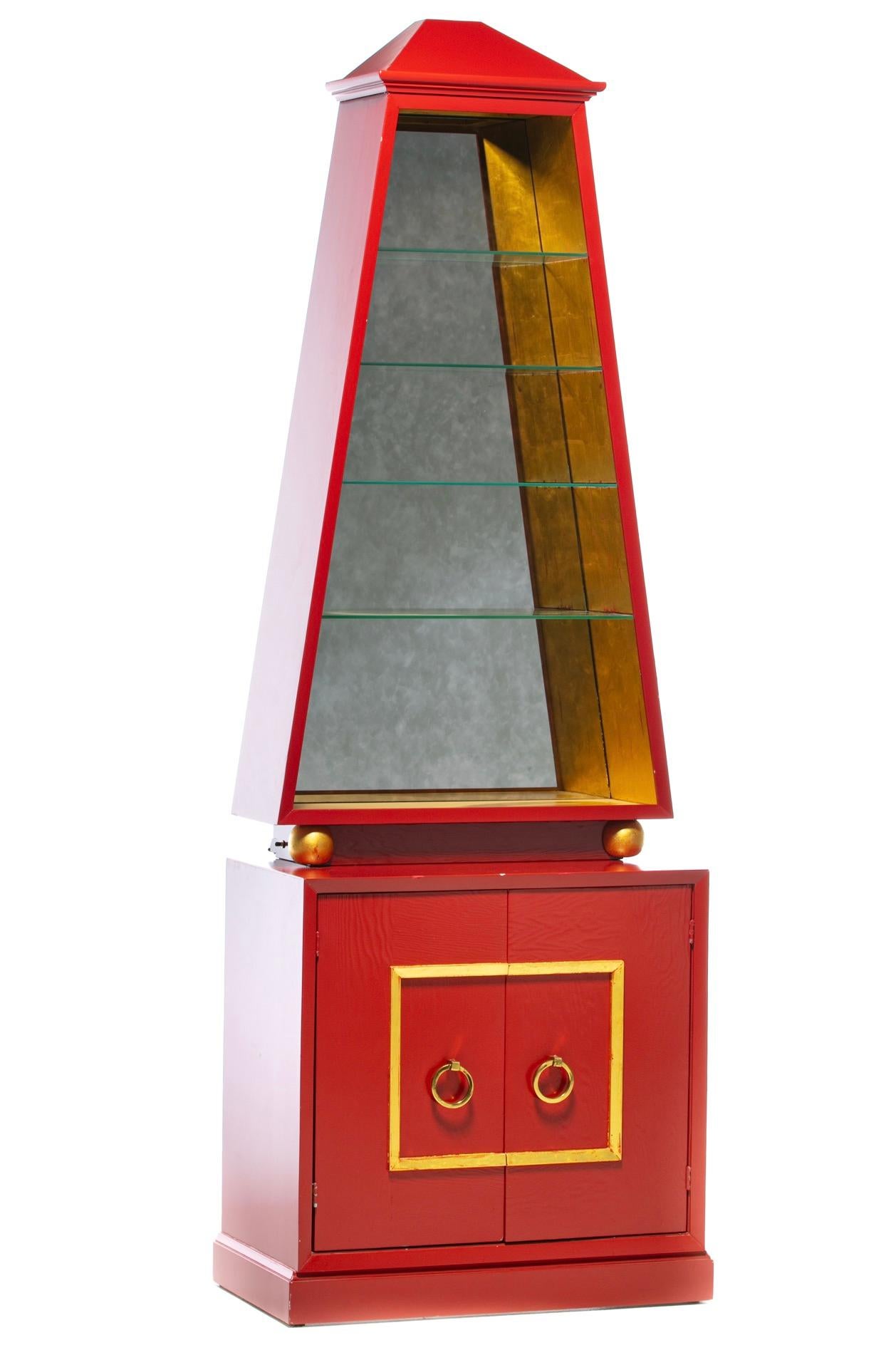 Metà XX secolo Cabinet Obelisco Hollywood Regency rifinito in lacca rossa e foglia d'oro del 1960 circa in vendita