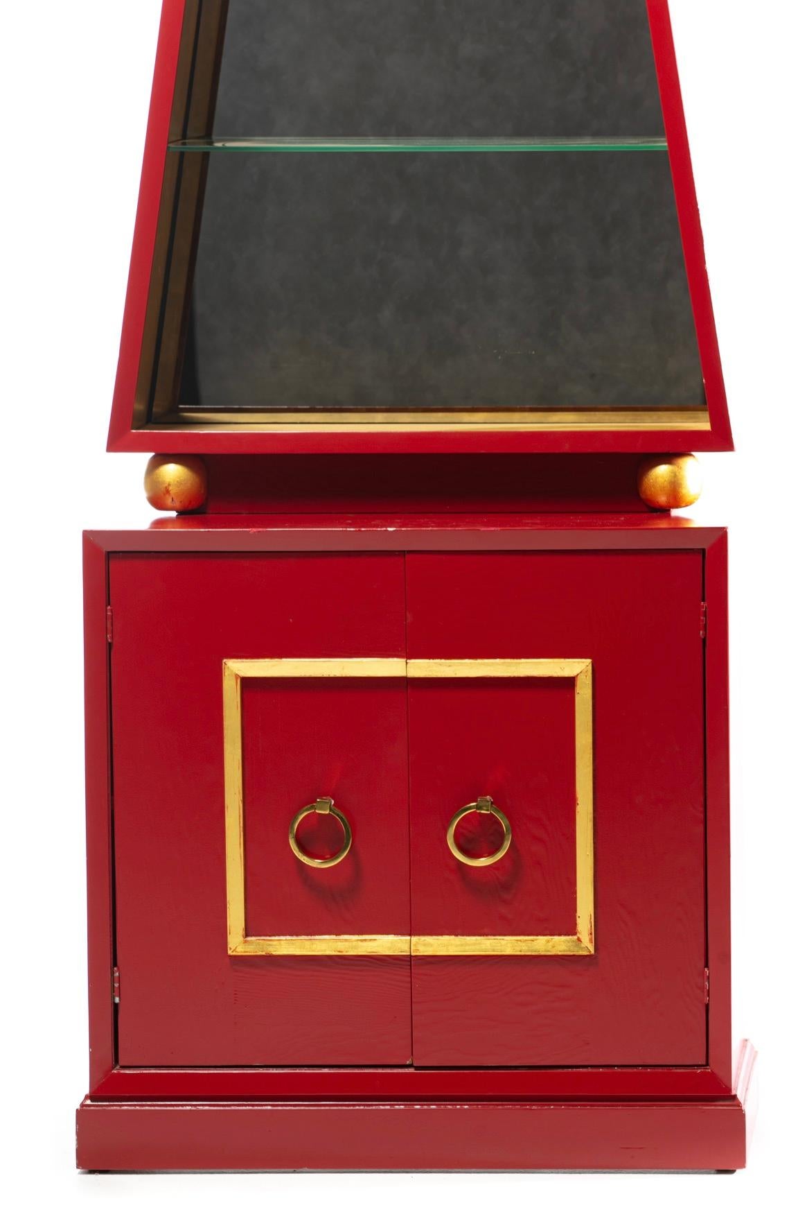 Cabinet à obélisque de style régence hollywoodienne en laque rouge et feuille d'or circa 1960 en vente 1