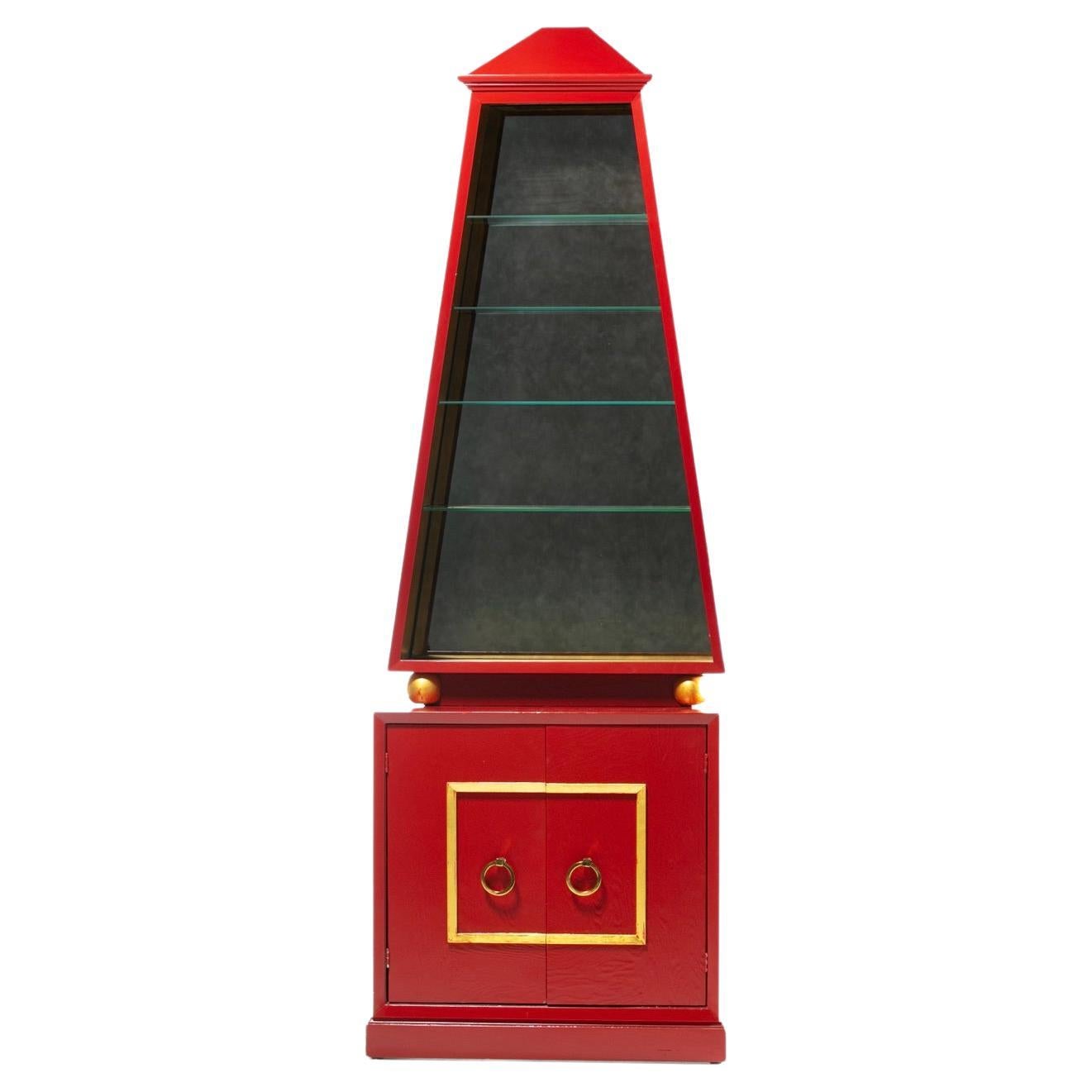Cabinet à obélisque de style régence hollywoodienne en laque rouge et feuille d'or circa 1960 en vente