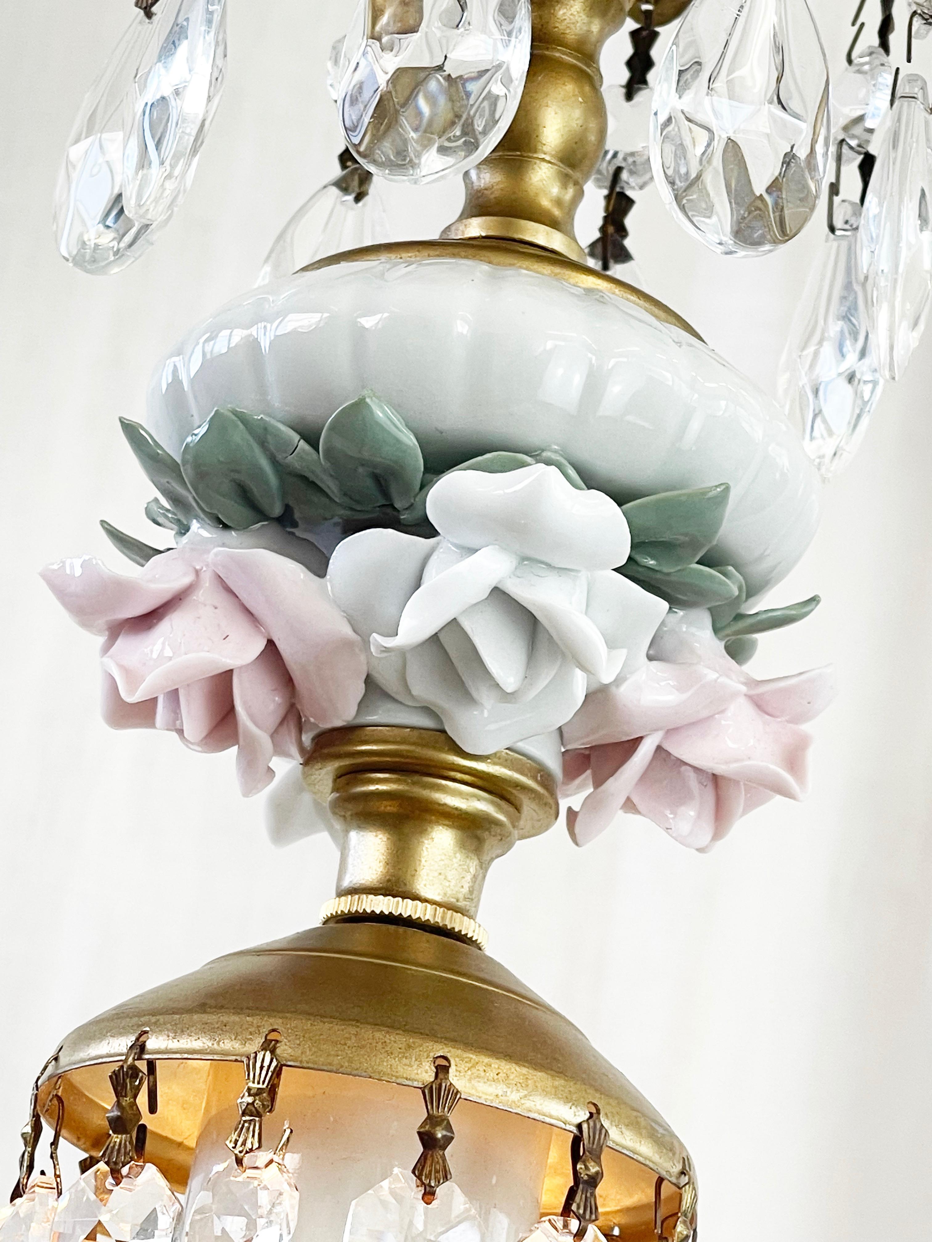 Hollywood Regency-Kronleuchter mit einer Leuchte, italienisches Geschirr und geblümte Rosenknospen im Angebot 3