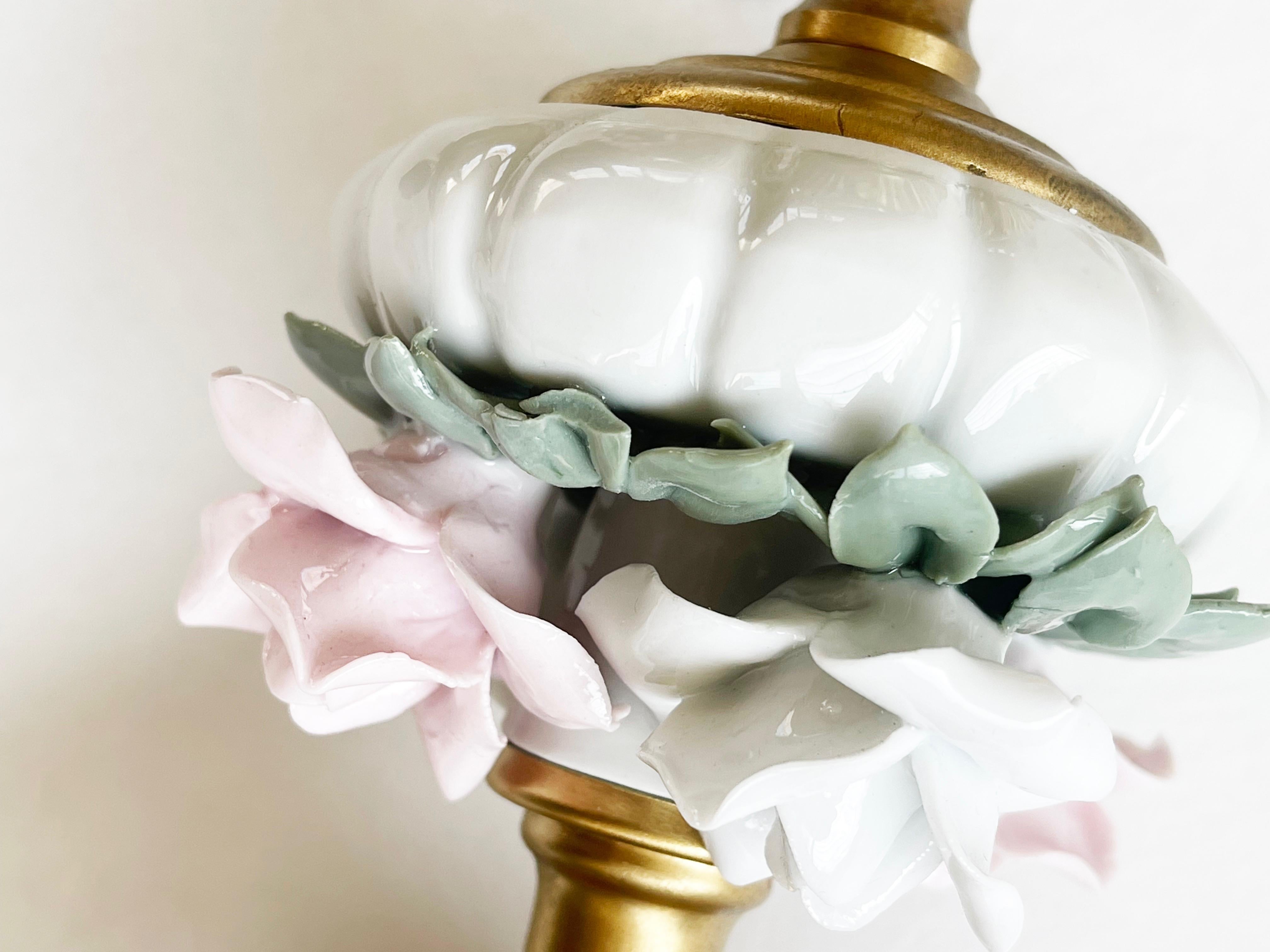 Hollywood Regency-Kronleuchter mit einer Leuchte, italienisches Geschirr und geblümte Rosenknospen im Angebot 6