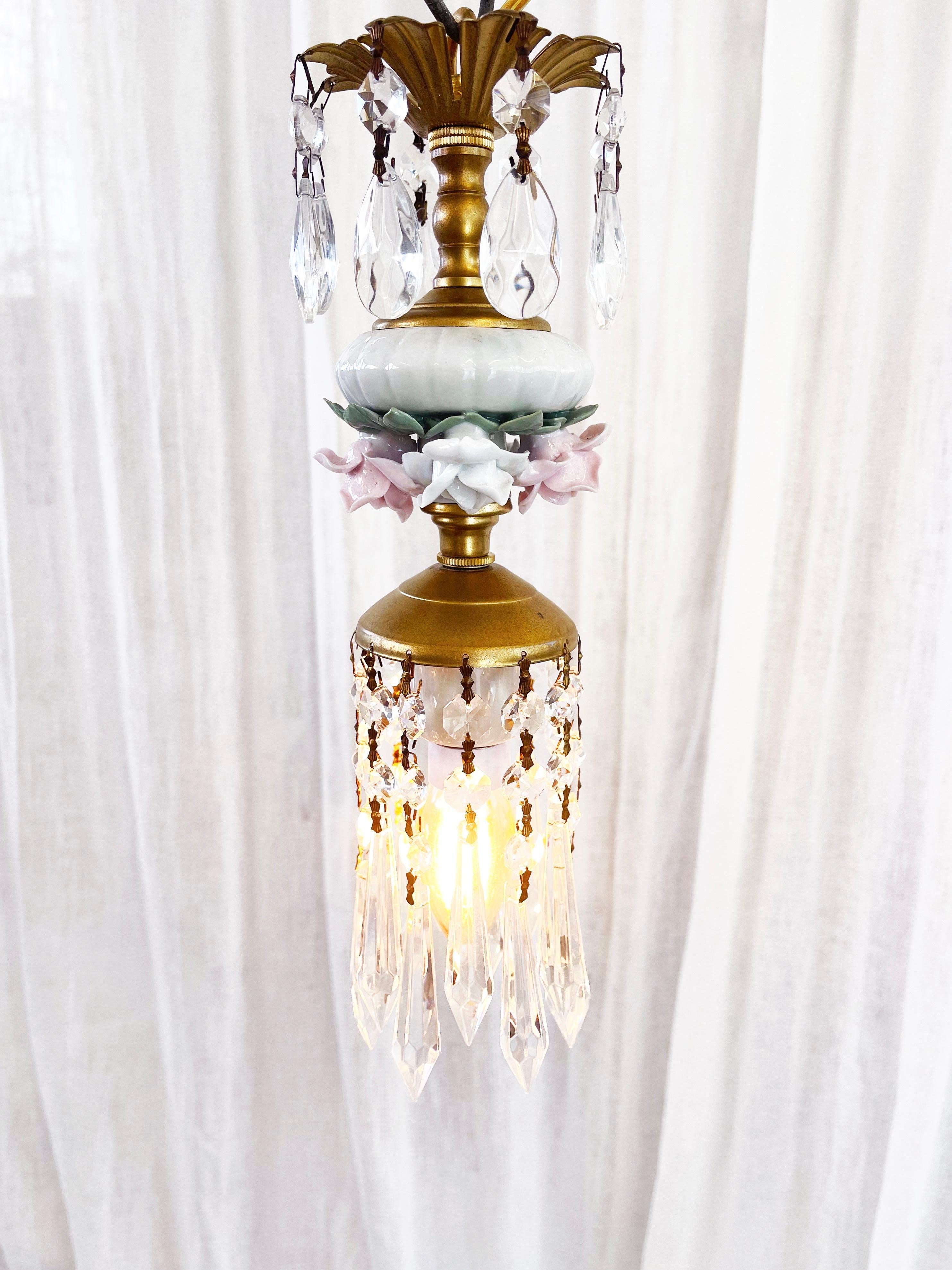 Hollywood Regency-Kronleuchter mit einer Leuchte, italienisches Geschirr und geblümte Rosenknospen (Italienisch) im Angebot