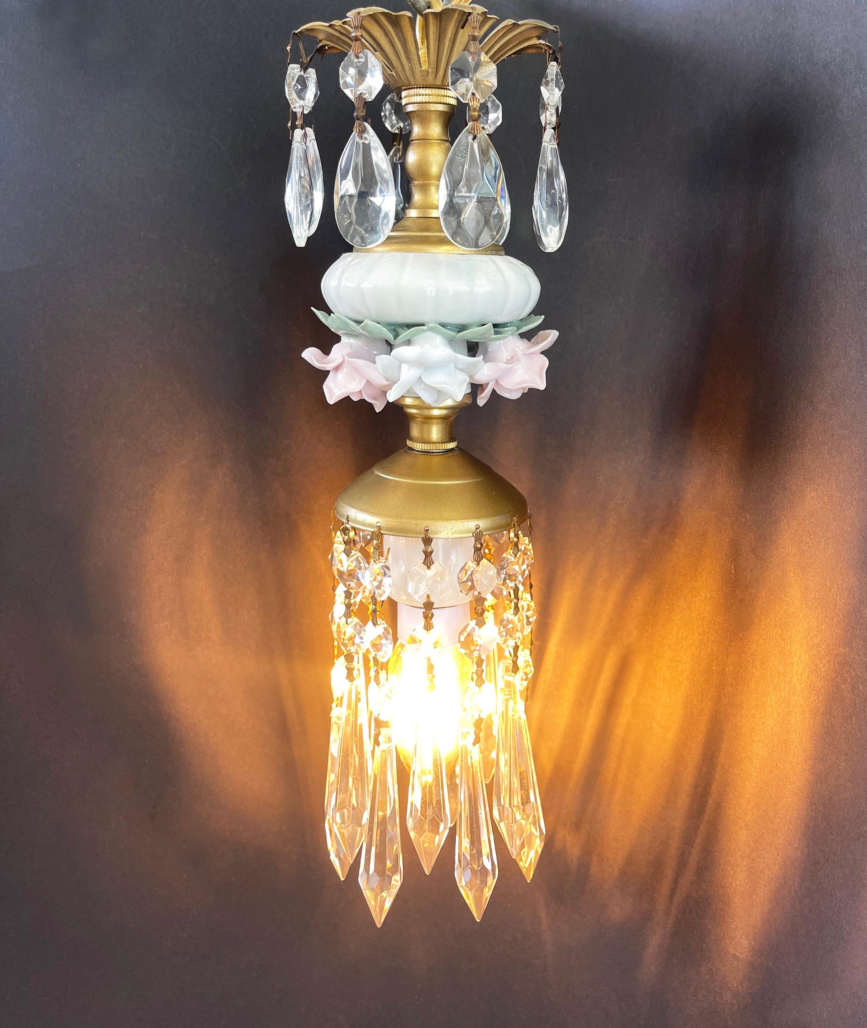 Hollywood Regency-Kronleuchter mit einer Leuchte, italienisches Geschirr und geblümte Rosenknospen (Handgefertigt) im Angebot