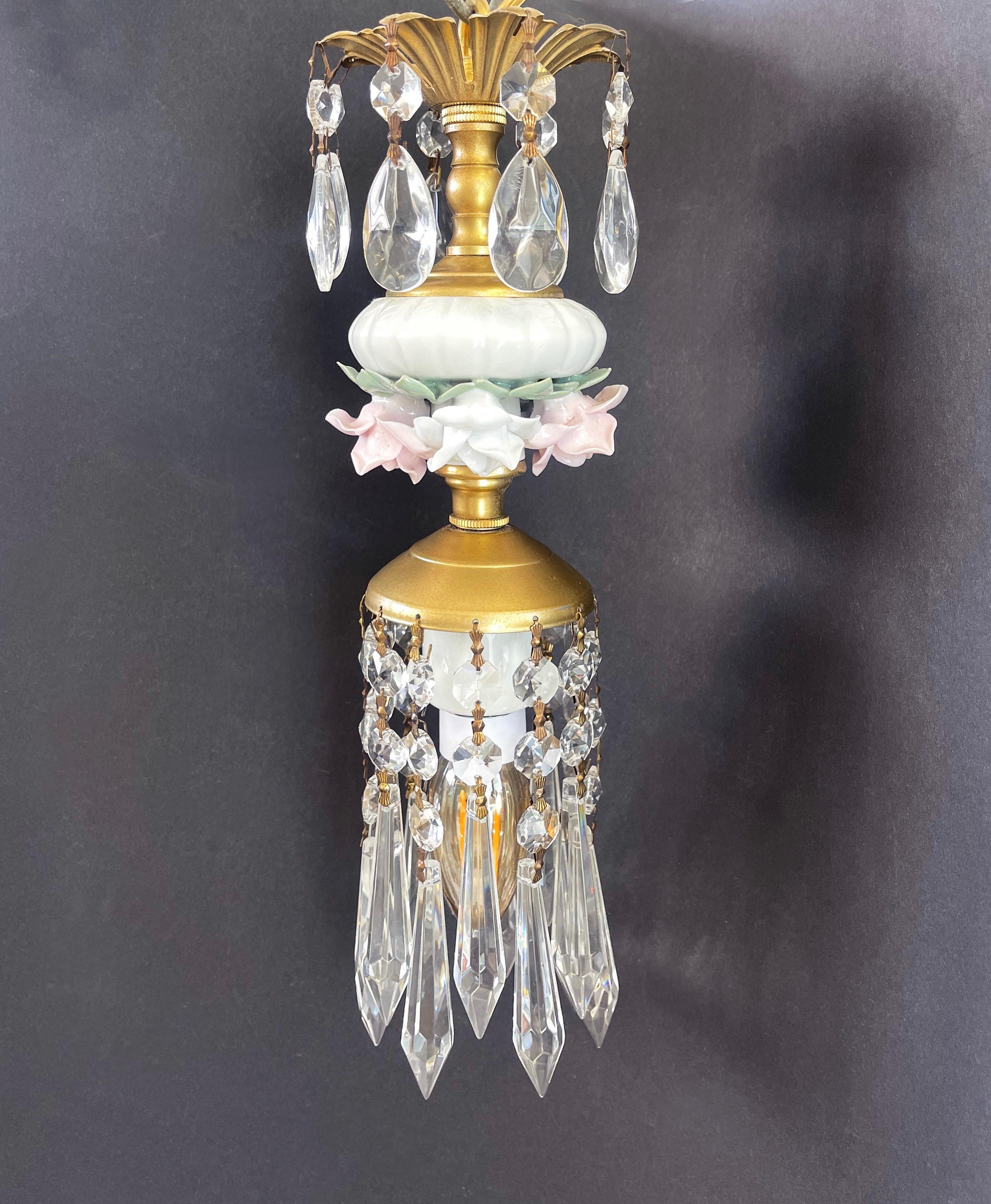 Hollywood Regency-Kronleuchter mit einer Leuchte, italienisches Geschirr und geblümte Rosenknospen im Zustand „Gut“ im Angebot in Andernach, DE