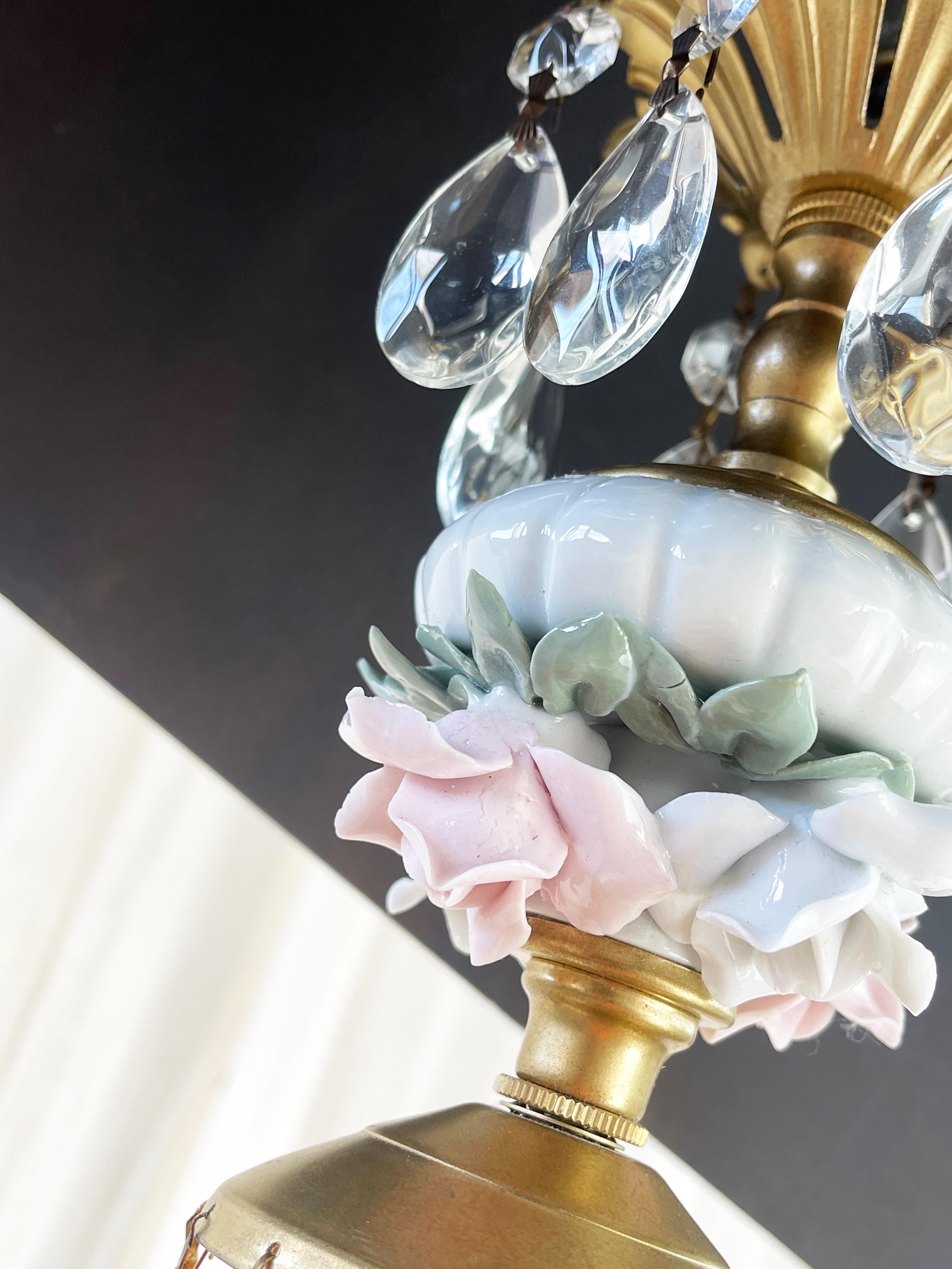 Hollywood Regency-Kronleuchter mit einer Leuchte, italienisches Geschirr und geblümte Rosenknospen im Angebot 1