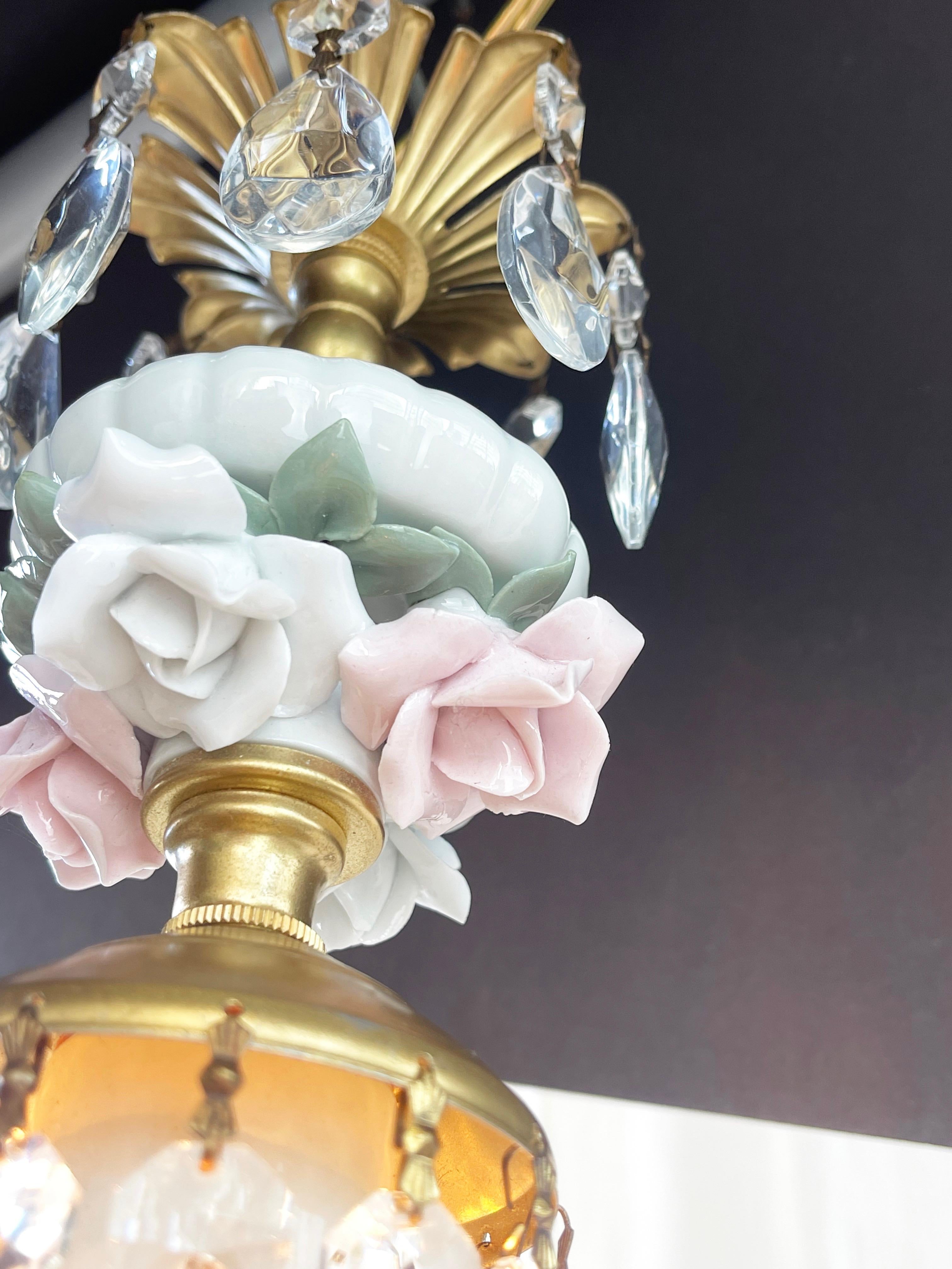 Hollywood Regency-Kronleuchter mit einer Leuchte, italienisches Geschirr und geblümte Rosenknospen im Angebot 2