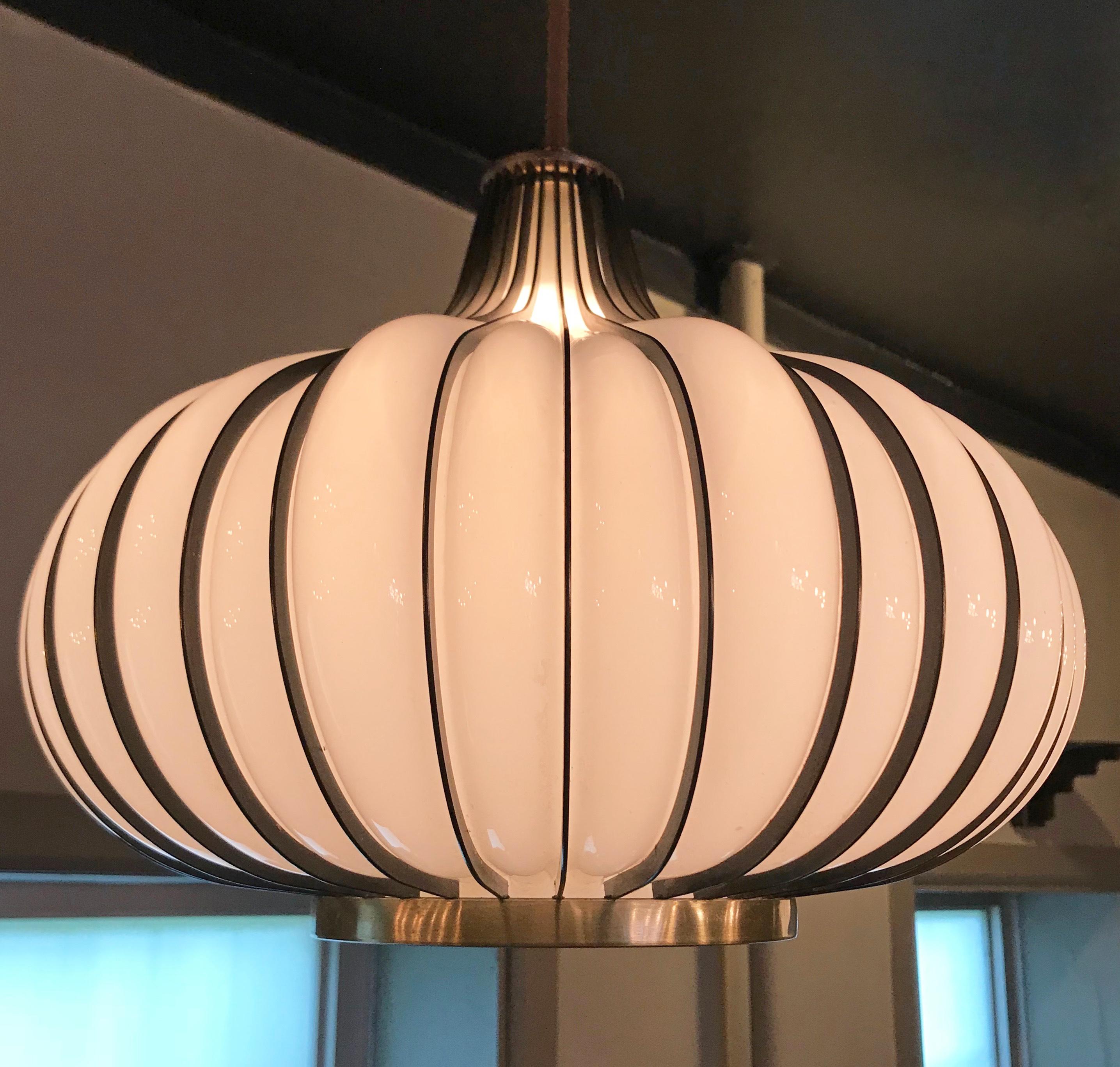 Hollywood Regency Onion Shape Milk Glass Swag Pendant Light In Good Condition For Sale In Brooklyn, NY