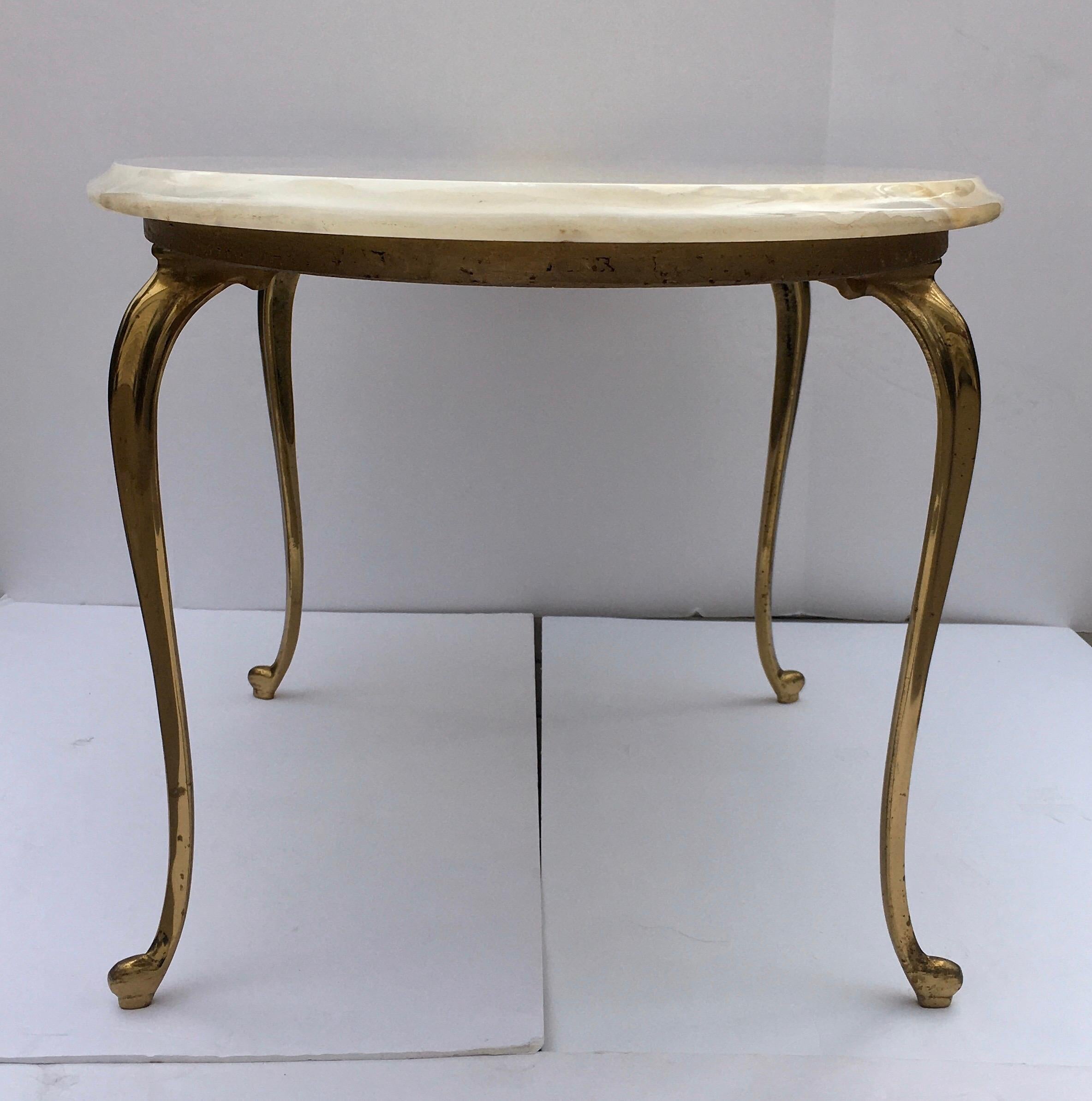 Mid-Century Modern Hollywood Regency Onyx Stone and Brass Oval Cocktail Coffee Table, Italy