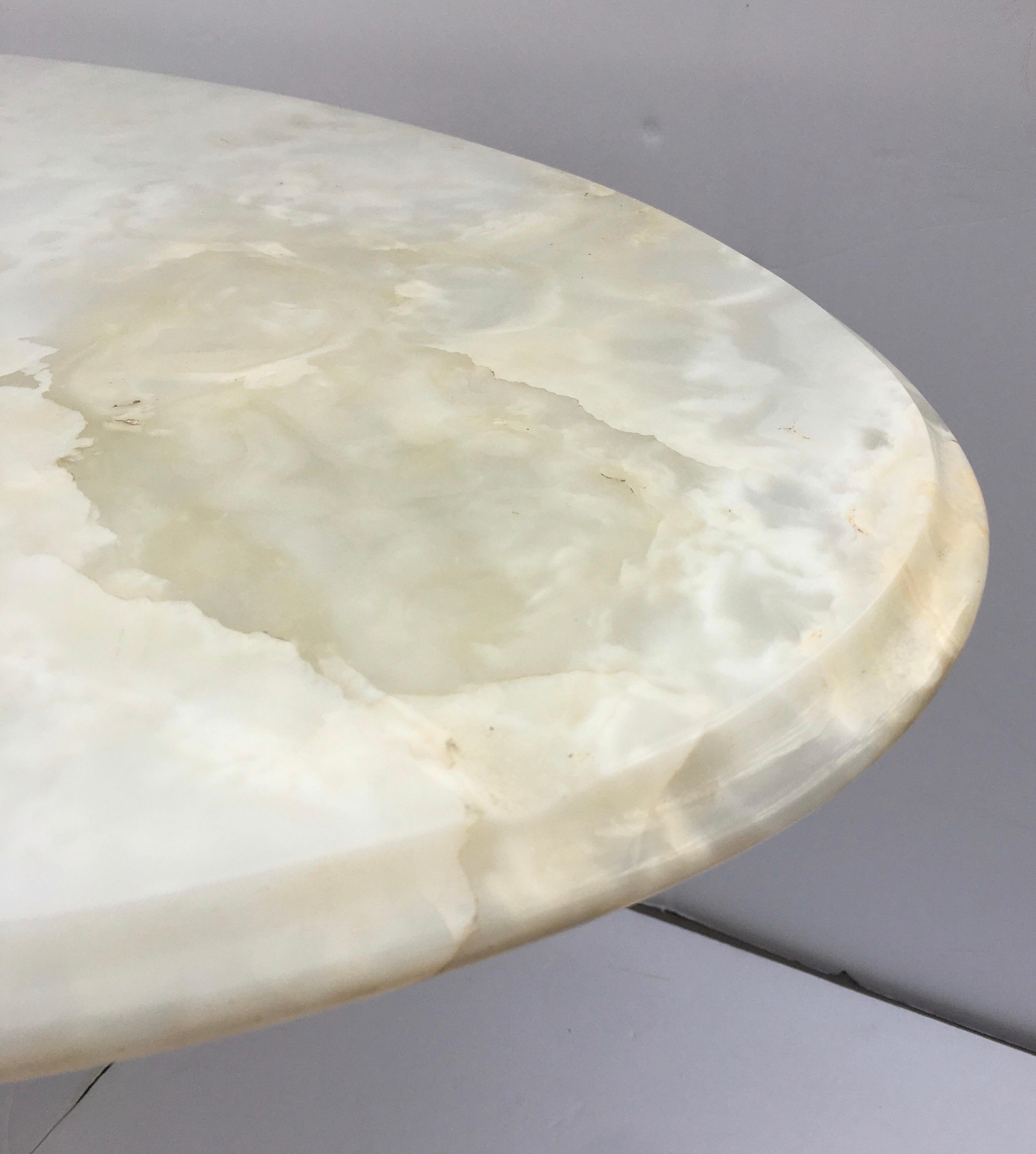 Mid-20th Century Hollywood Regency Onyx Stone and Brass Oval Cocktail Coffee Table, Italy