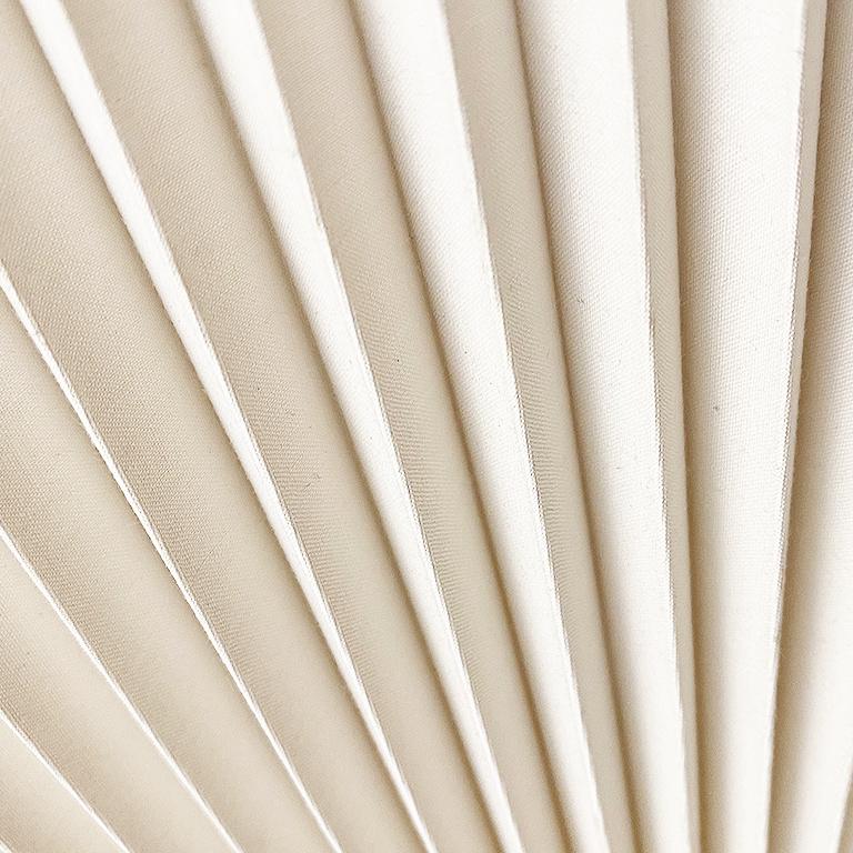 Chinoiseries Hollywood Regency or Chinoiserie Accordion Fan Table Lamp in Cream and Gold en vente