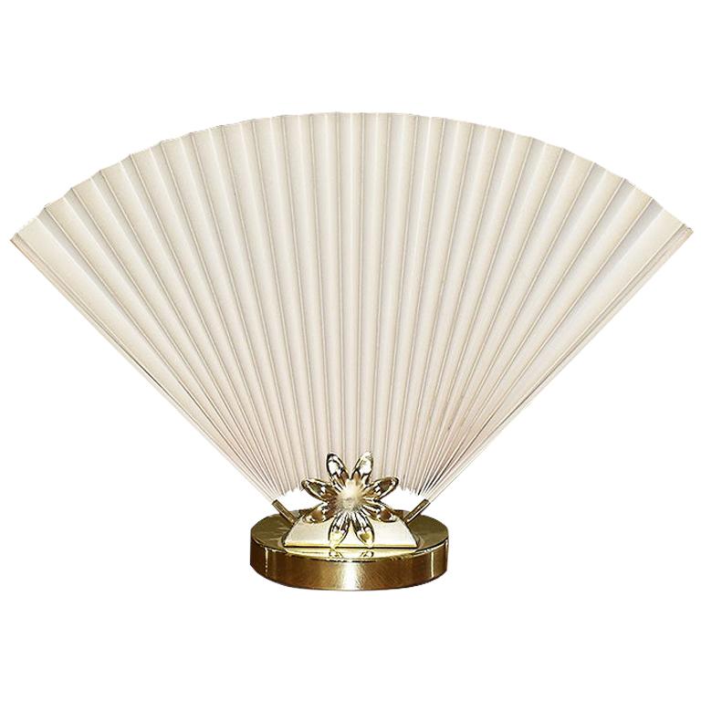 Hollywood Regency or Chinoiserie Accordion Fan Table Lamp in Cream and Gold For Sale