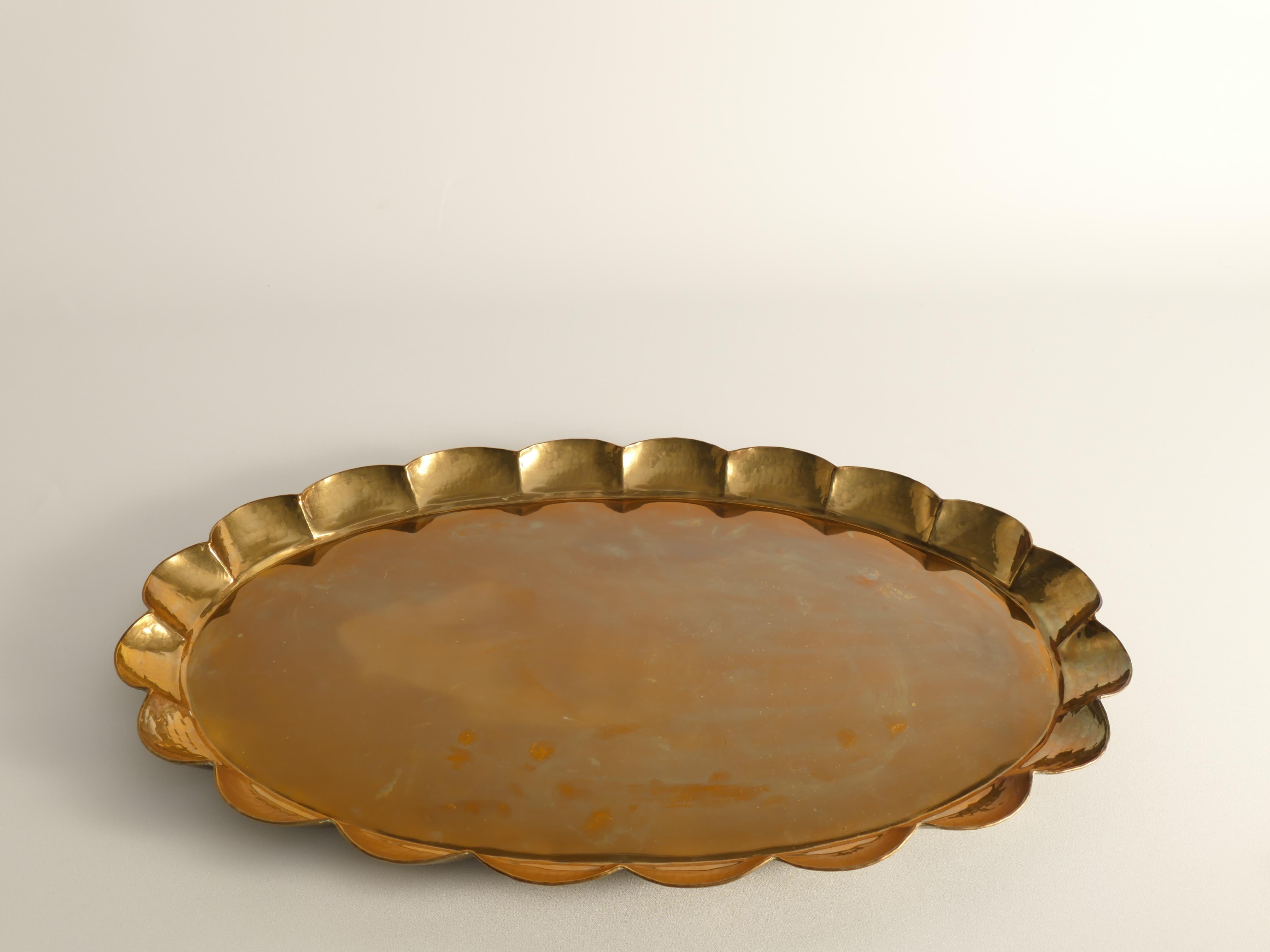 Meisterhaft gearbeitetes ovales Messing-Tablett im Art-Deco-Stil / Schwedische Anmut, entworfen von Arvid Johansson (1862-1923) und hergestellt in Arvika Konstsmide, Schweden. Das Tablett hat eine ovale Form mit einem anmutig konturierten,