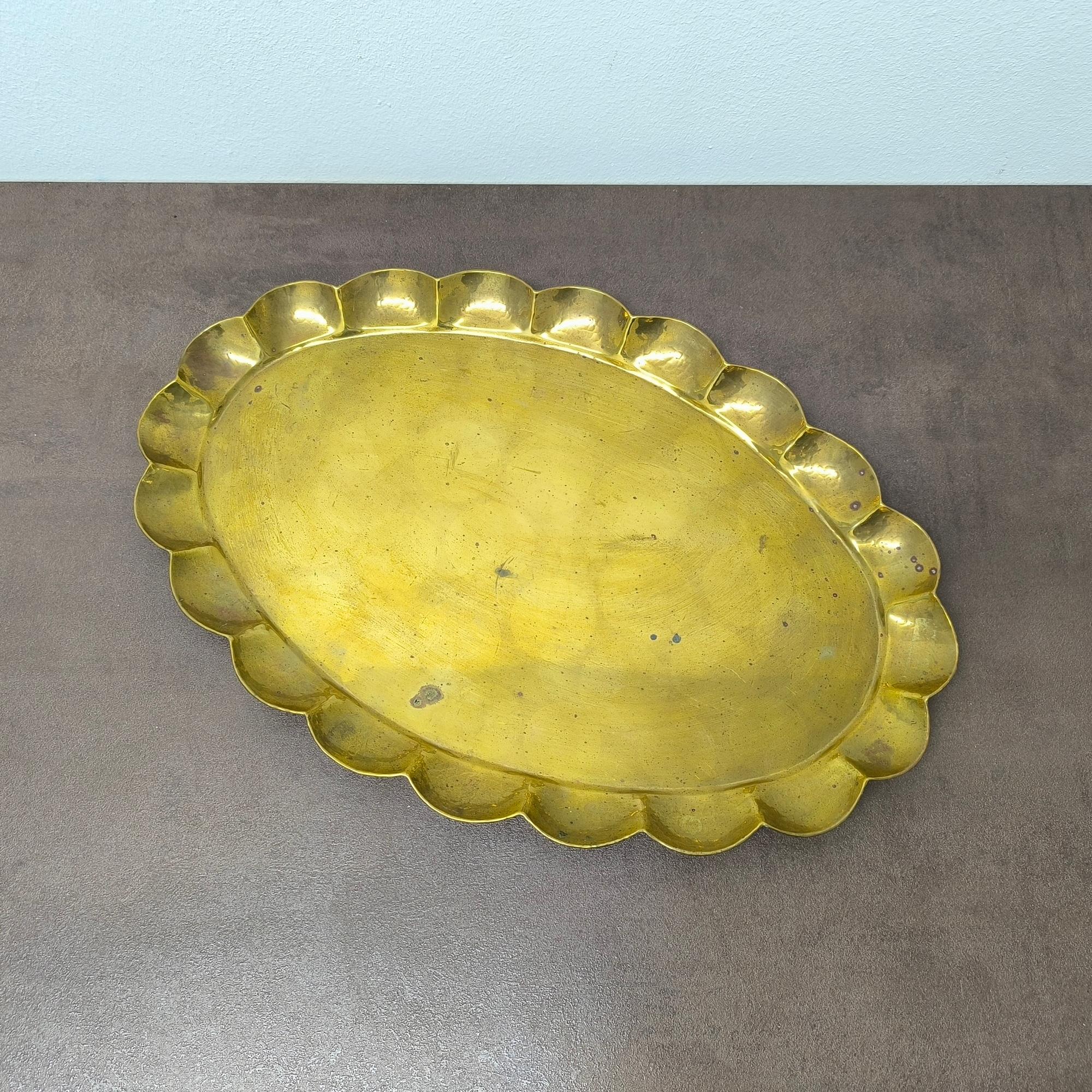 Hollywood Regency Oval Brass Tray by Arvid Johansson, Arvika Konstsmide, Sweden (Gehämmert) im Angebot