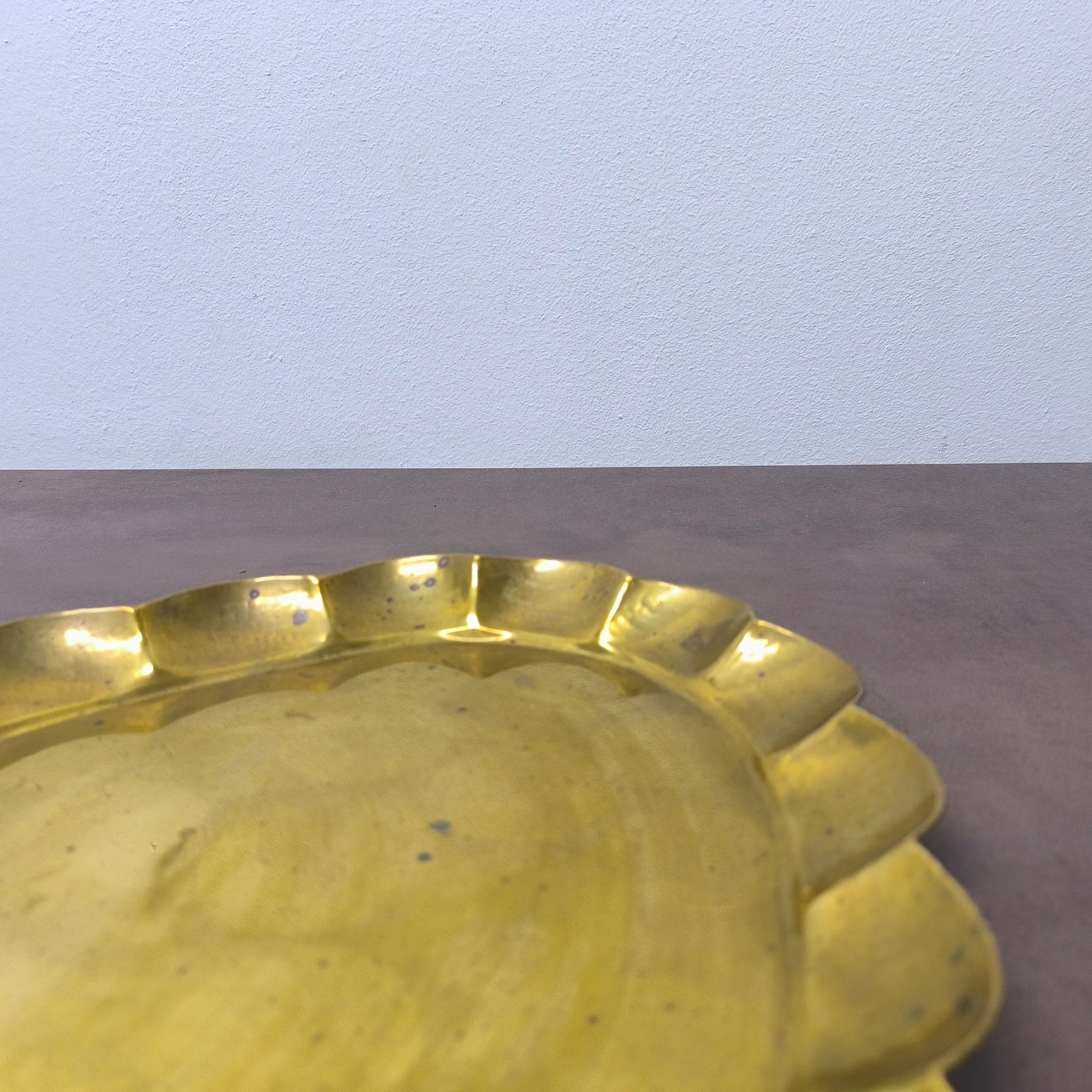 Hollywood Regency Oval Brass Tray by Arvid Johansson, Arvika Konstsmide, Sweden (Mitte des 20. Jahrhunderts) im Angebot