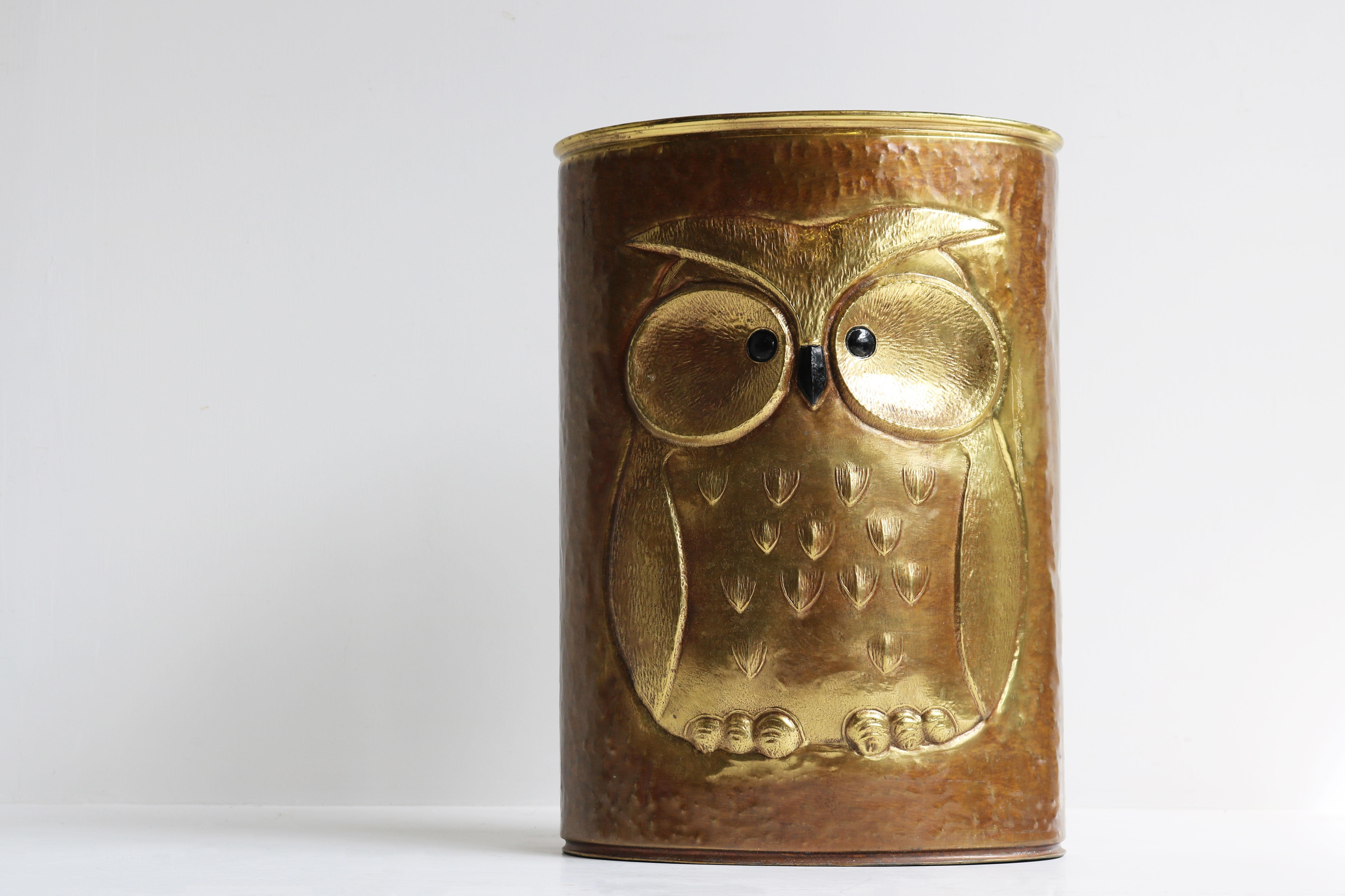 Stunning craftsmanship this handmade hammered brass umbrella stand model ''Owl'' by quality factory Micap Belgium 1960. 
Micap specialized in handmade copper and brass products and this marvelous fully handmade umbrella stand is a perfect example