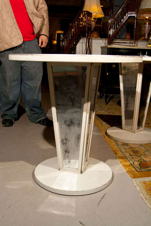 Milieu du XXe siècle Paire de tables d'appoint, tables d'extrémité ou lampes en miroir décorées de peinture Hollywood Regency en vente
