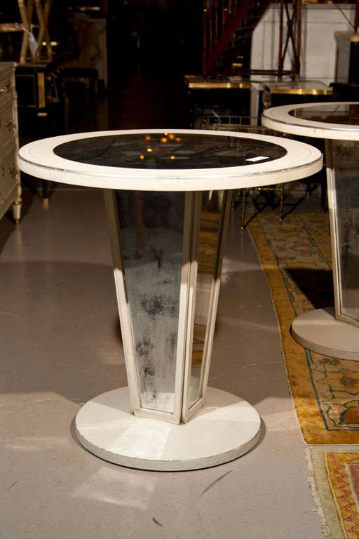 Miroir Paire de tables d'appoint, tables d'extrémité ou lampes en miroir décorées de peinture Hollywood Regency en vente