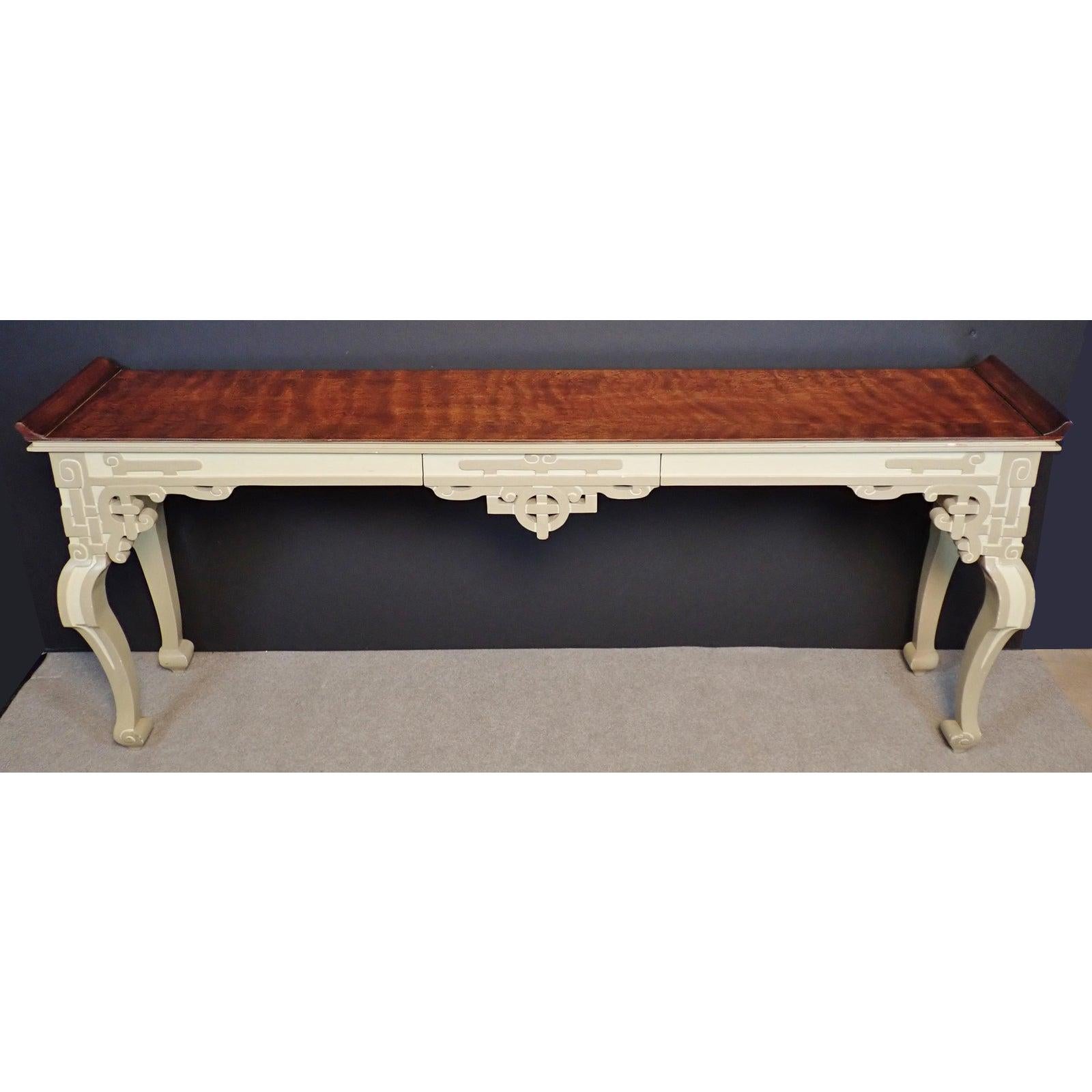 Table console en bois peint et flammé. Table console de style chinois. Peint en deux tons de coquille d'œuf. Plateau en bois de ronce avec une belle finition