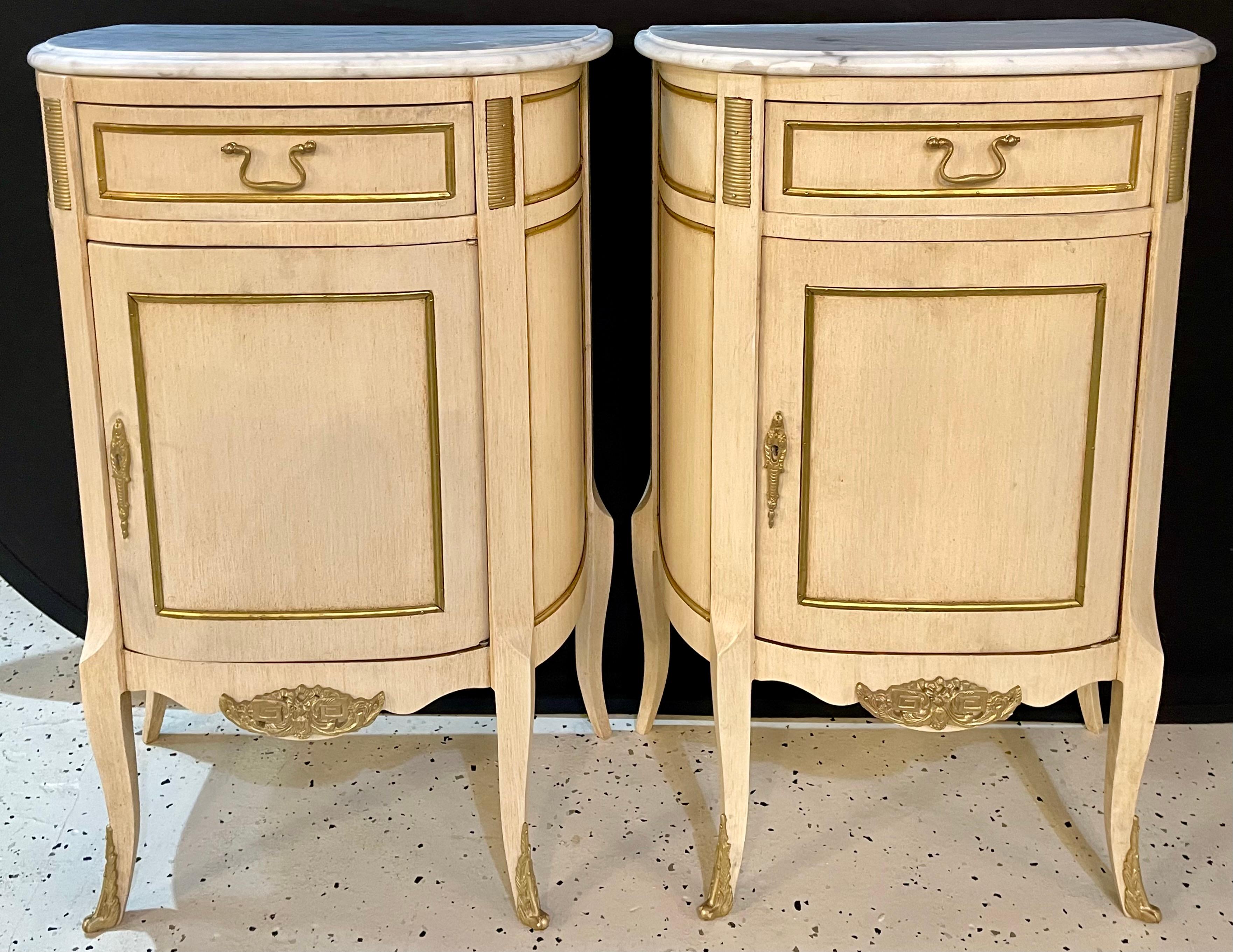 Hollywood Regency Painted End Tables, Nightstands or Pedestals, a Pair In Good Condition In Stamford, CT