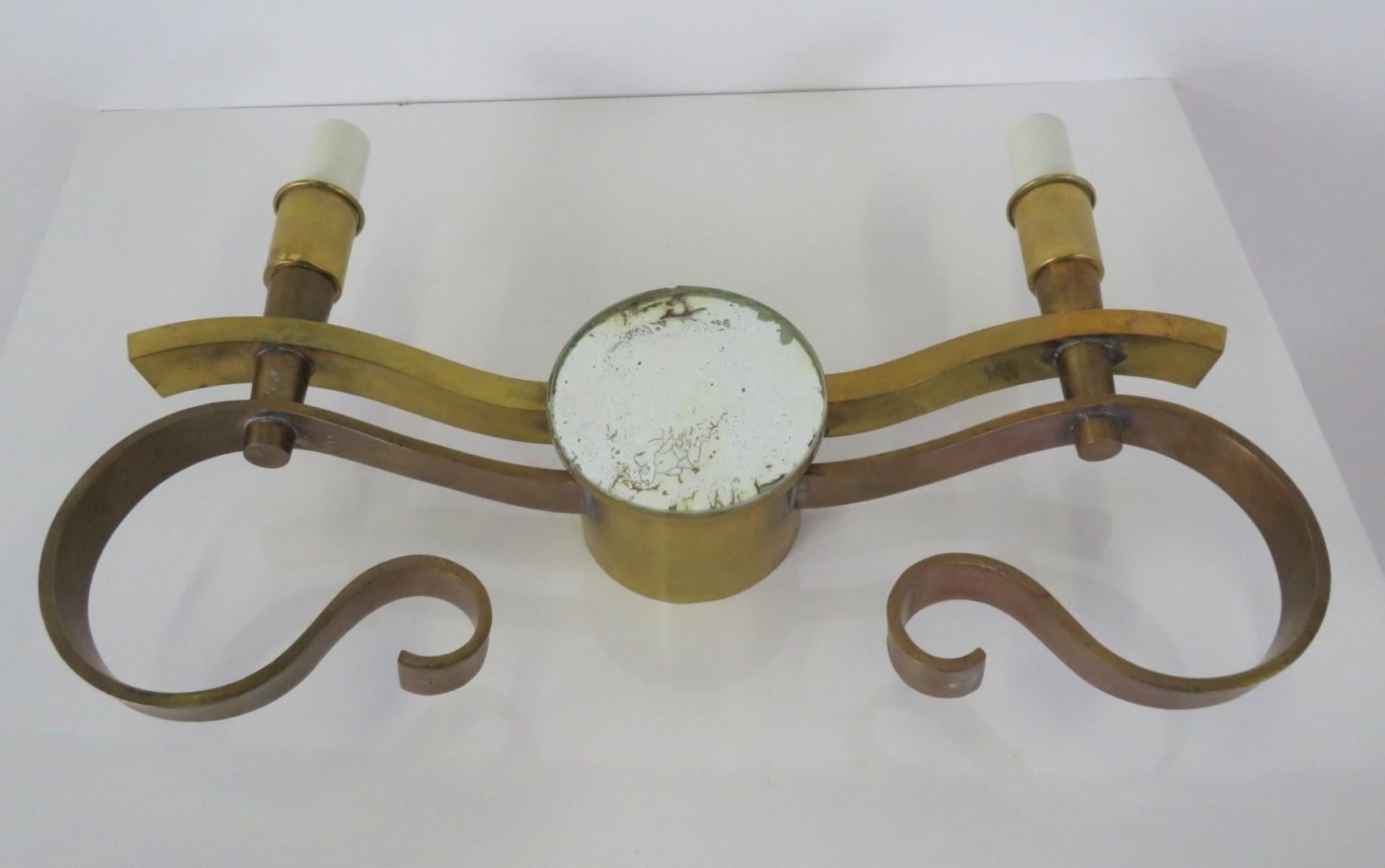 Ottone Hollywood Regency Coppia di lampade Art Deco francesi a 2 luci in bronzo 1930. in vendita