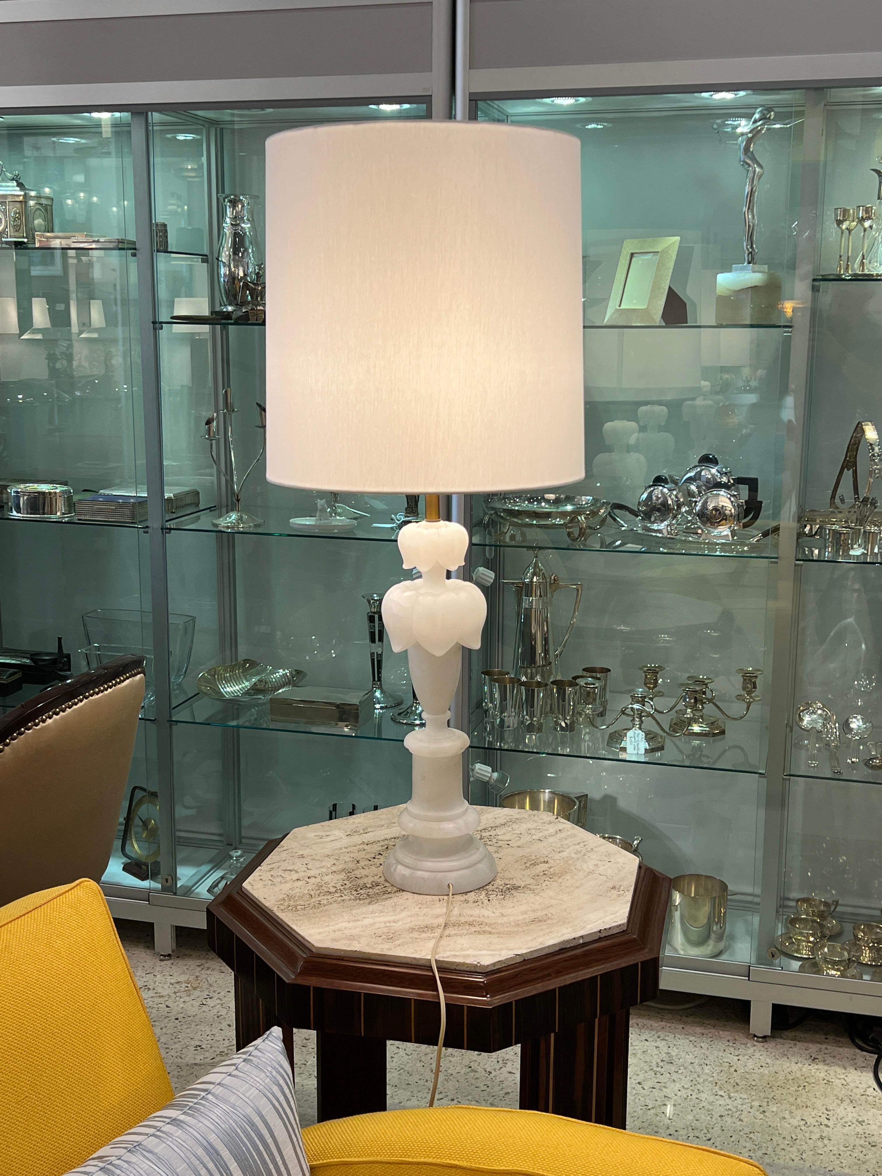 Hollywood Regency Pair of Alabaster Lotus Shaped Table Lamps In Good Condition For Sale In Miami, FL