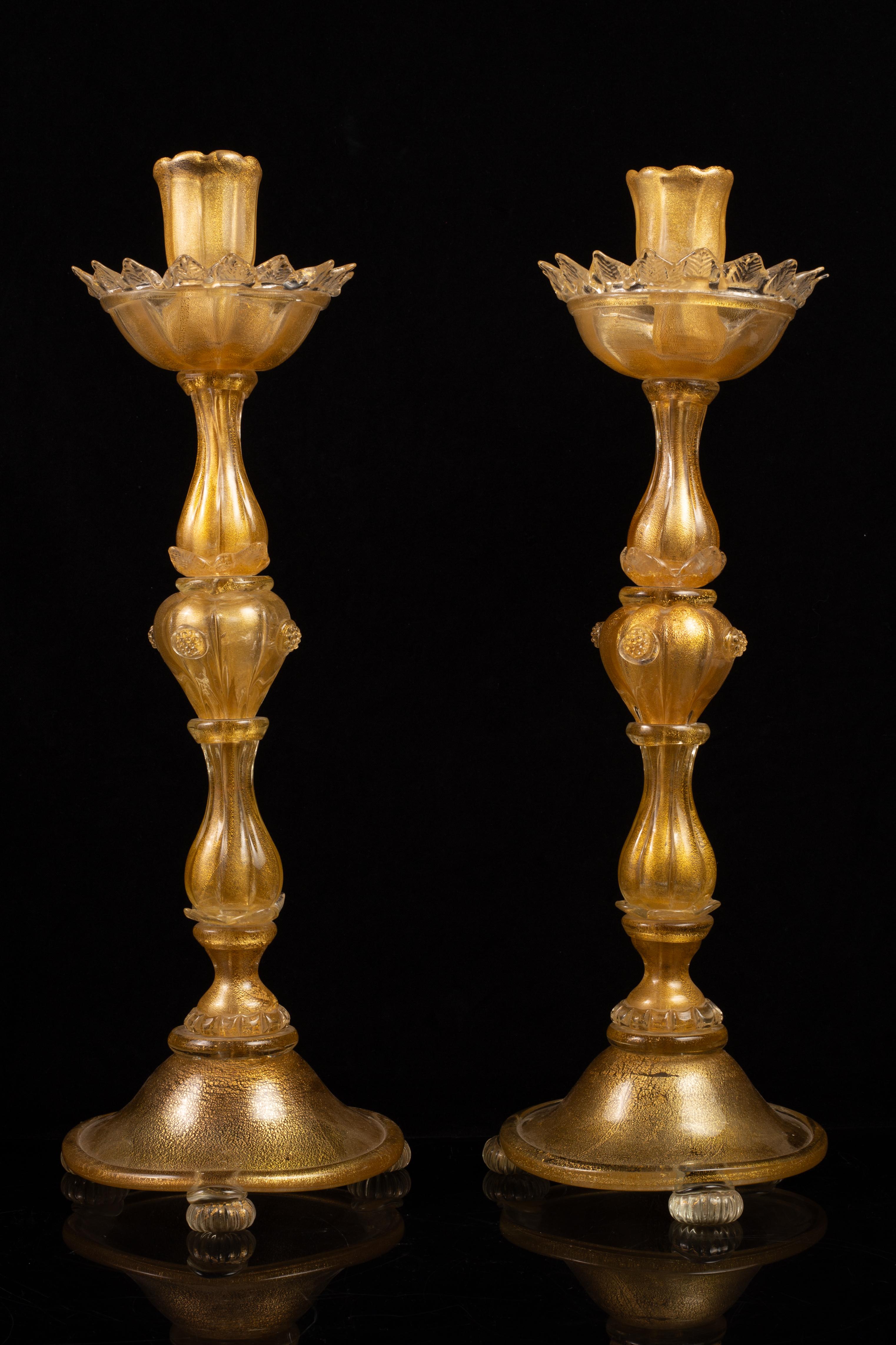 Hollywood Regency Pair of Italian Murano Gold Speckled Flower Form Candlesticks In Good Condition For Sale In New York, NY