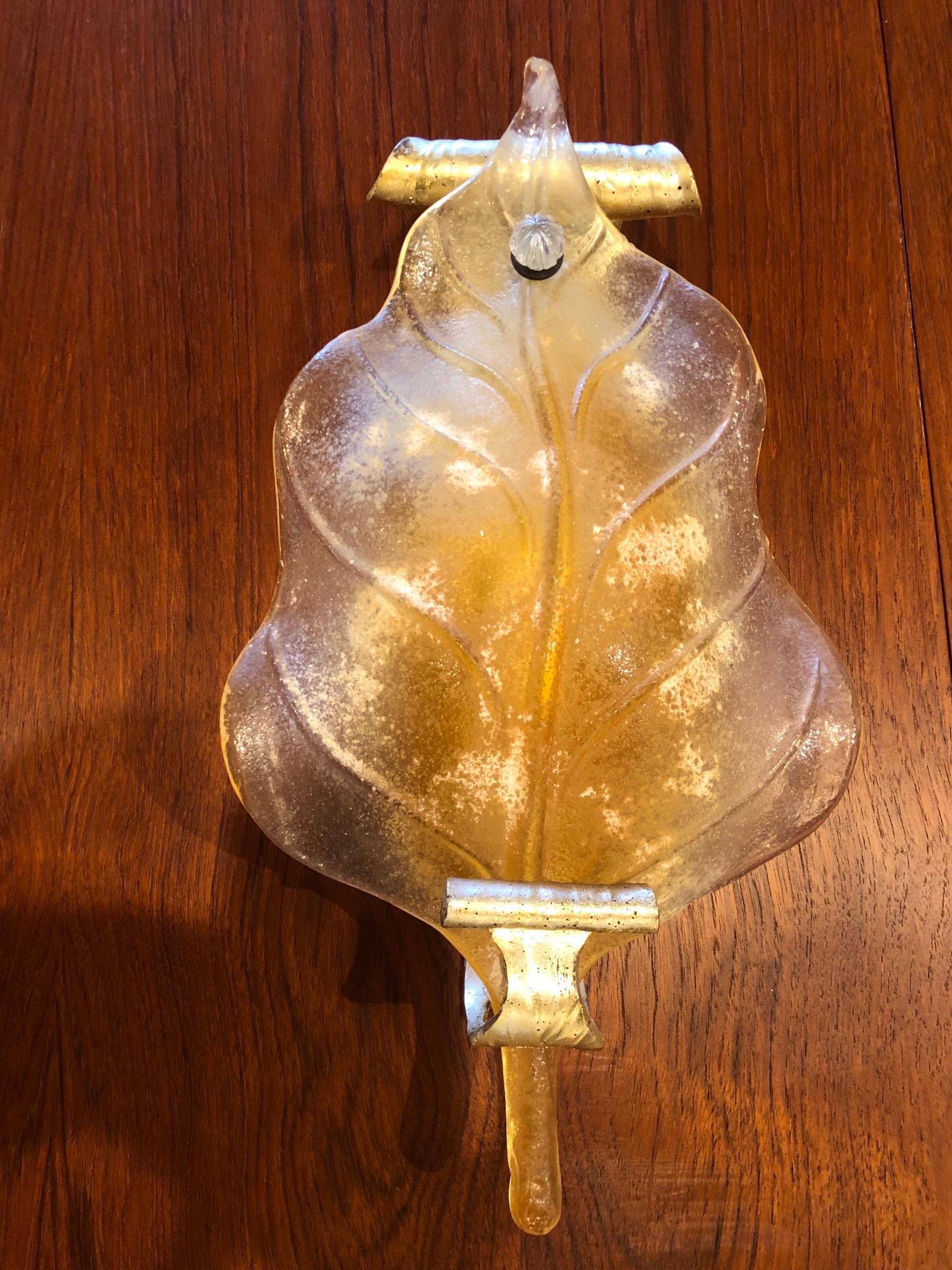 Beautiful pair of leaf wall sconces mounted on silver leaf metal frame and Murano glass leaf, elegant and unique in great condition.