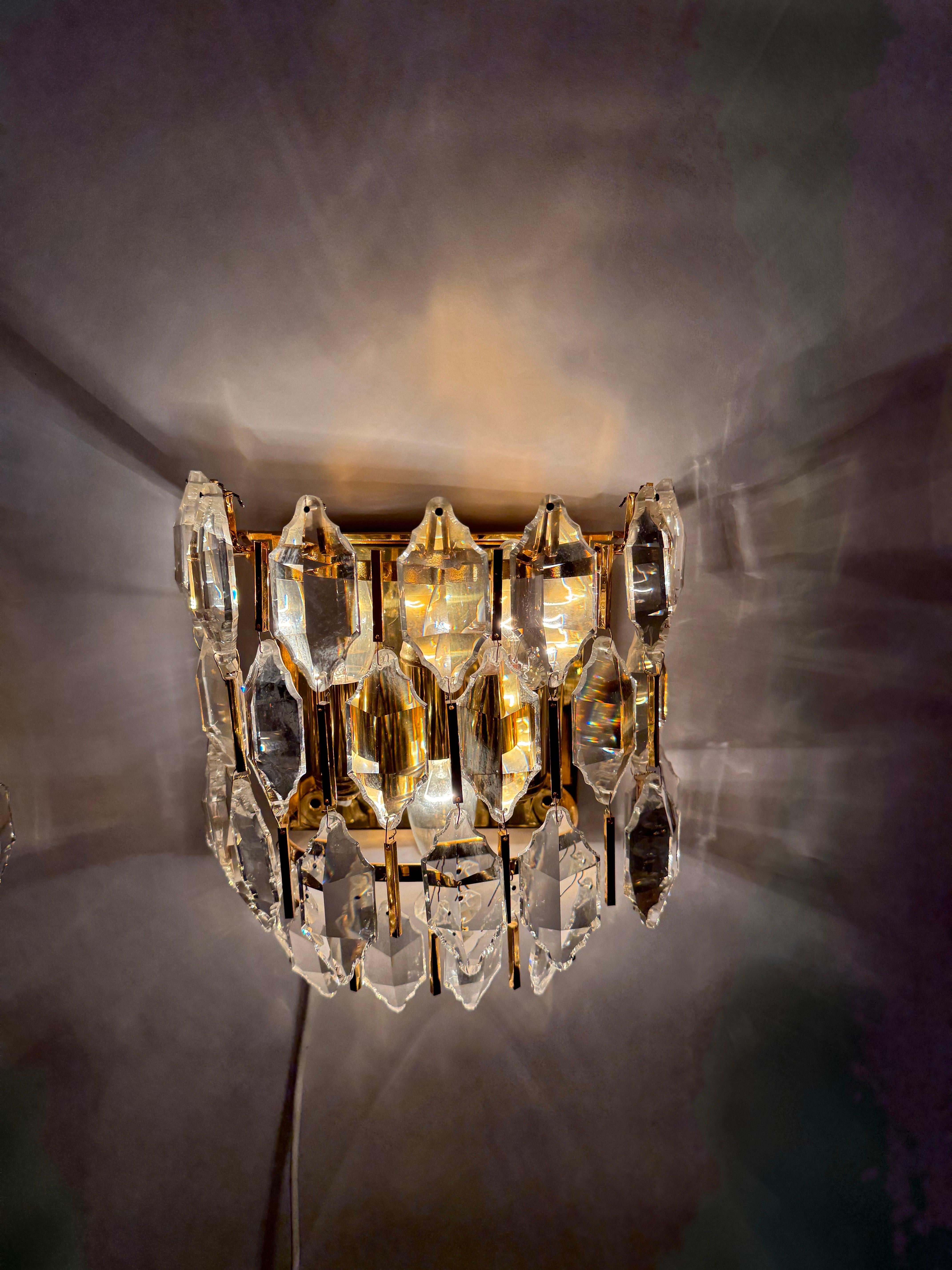 Questi cristalli di piombo sono esclusivi nel loro design e tagliati da mani esperte in modo che la luce si rifletta magnificamente nei suoi colori spettrali. L'azienda Palwa è sinonimo di altissima qualità made in Germany e questa coppia di lampade