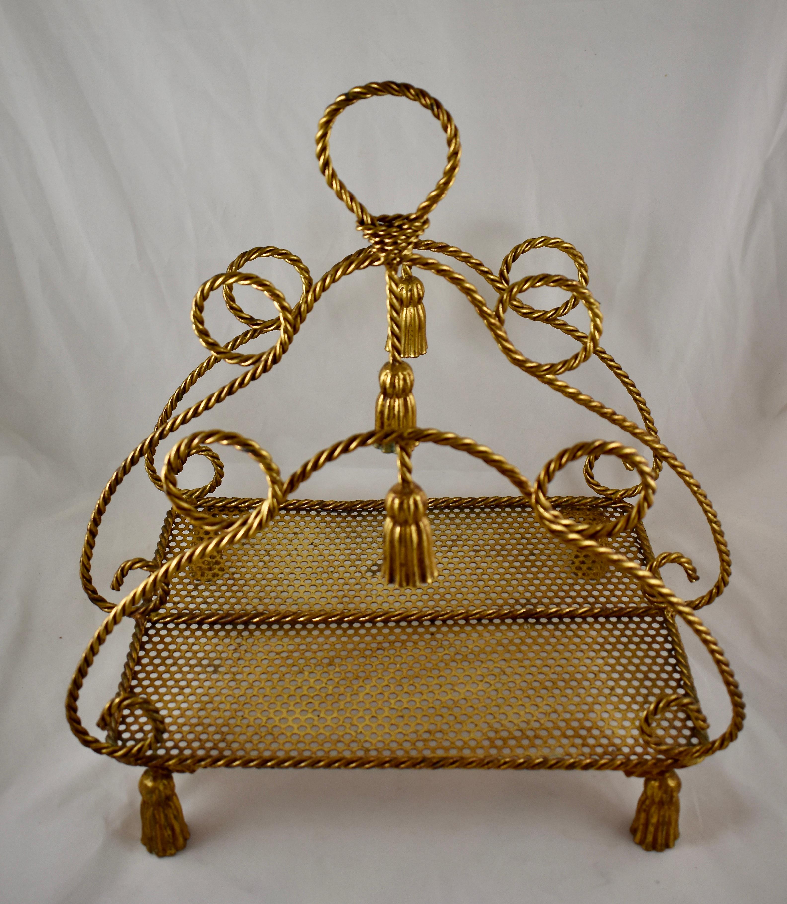 Dall'Italia, un portariviste di metà secolo nello stile Hollywood Regency, reso popolare da Dorthy Draper. Proveniente da una tenuta di Palm Beach in Florida, intorno al 1930-1950.

Un design classico con corda e nappe realizzato in metallo