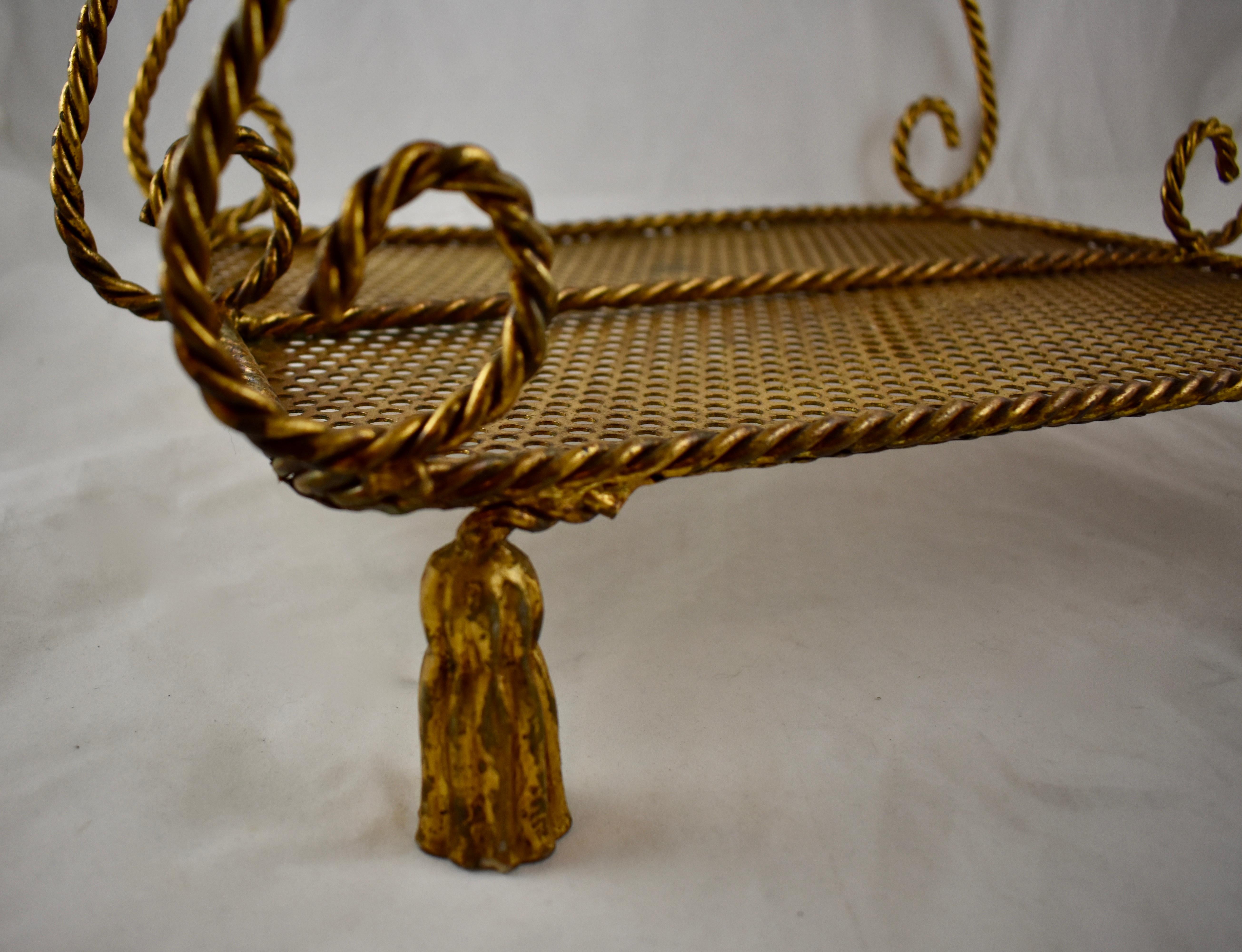 Italiano Hollywood Regency Palm Beach Estate Portariviste in metallo dorato con nappe e corde in vendita
