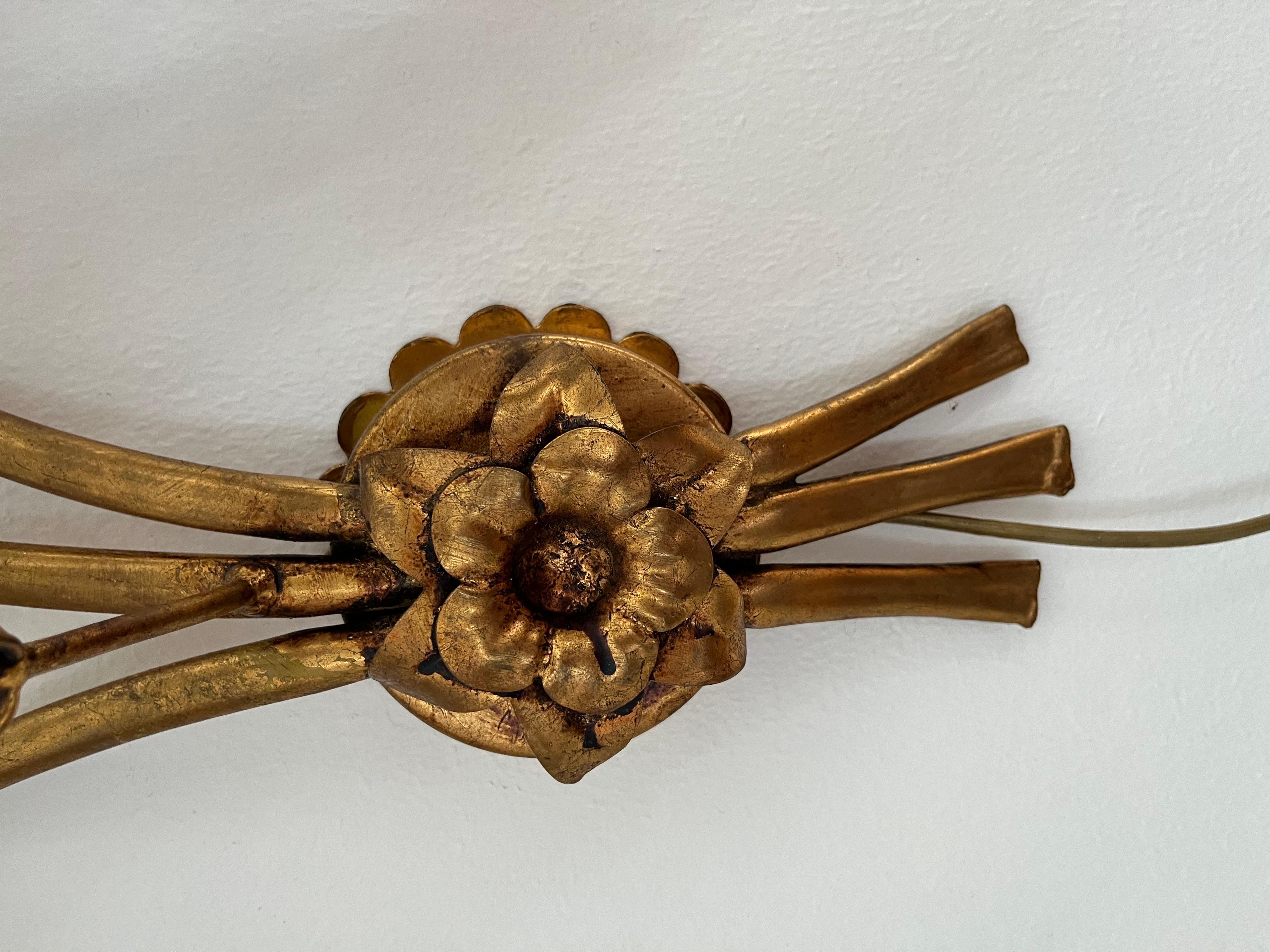 Hollywood Regency palm leaf wall sconce attributed to Hans Kögl For Sale 4