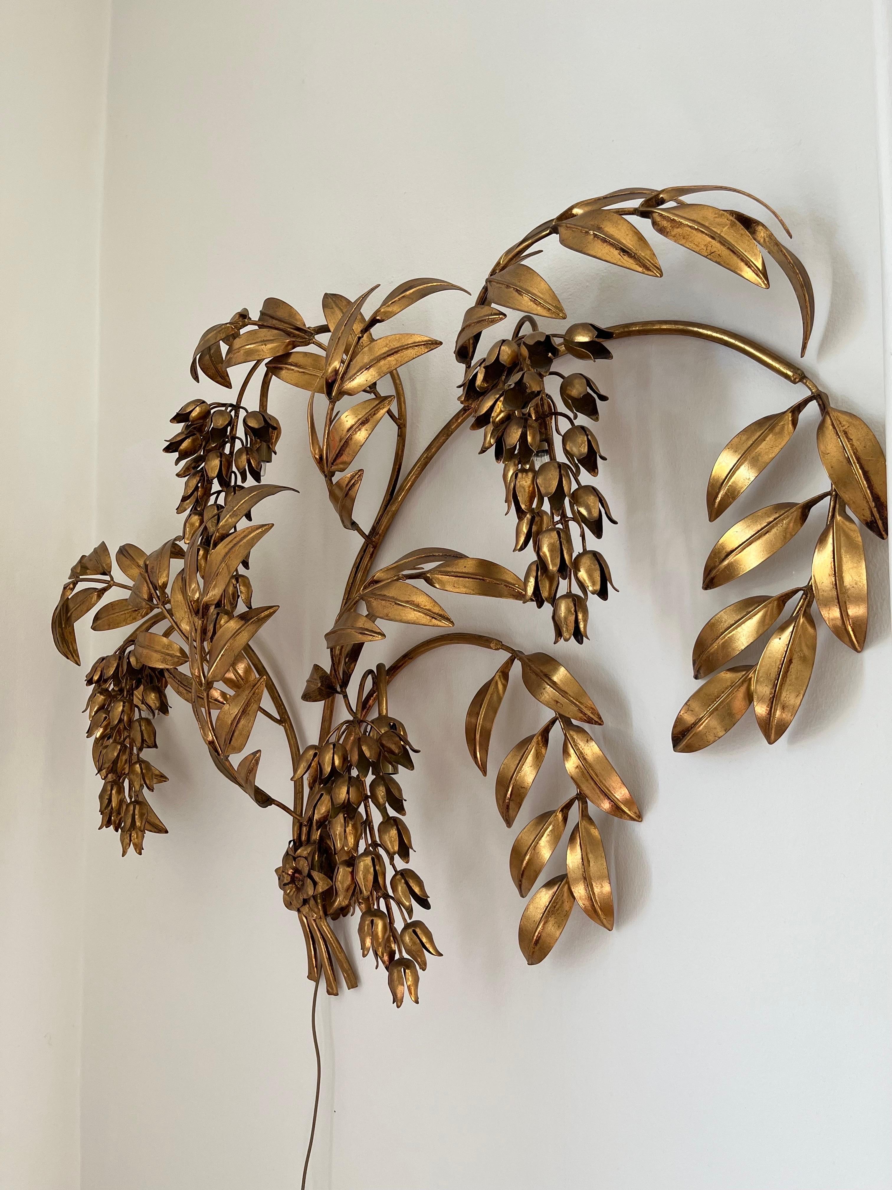 Large and truly stunning and glamorous Hollywood Regency style wall sconce / lamp attributed to Hans Kögl, model Piaggio d’Oro.
Impressive and high quality piece in lacquered brass, great craftmanship. Made by a gortler, each small brass piece has