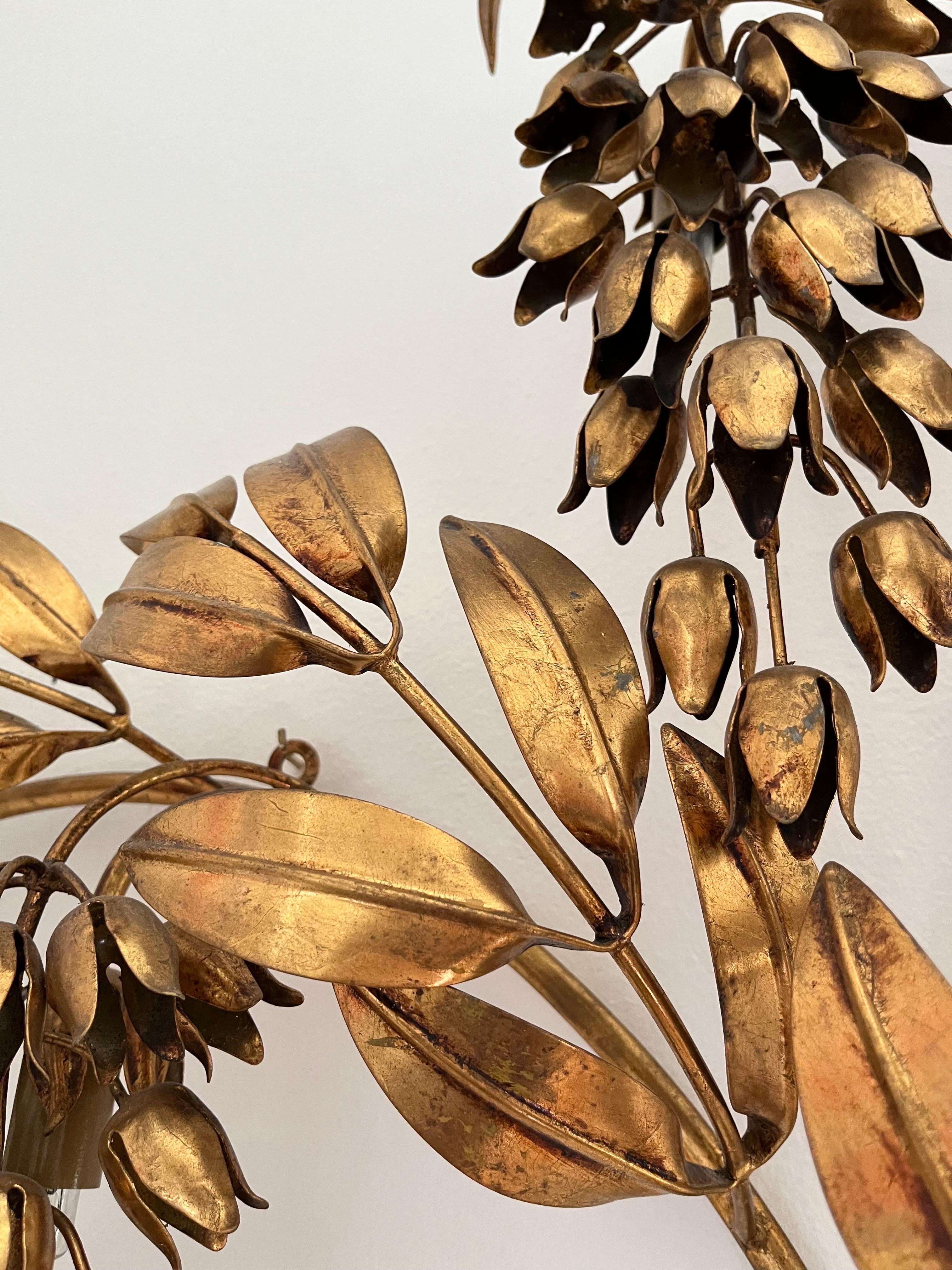 Lacquered Hollywood Regency palm leaf wall sconce attributed to Hans Kögl For Sale